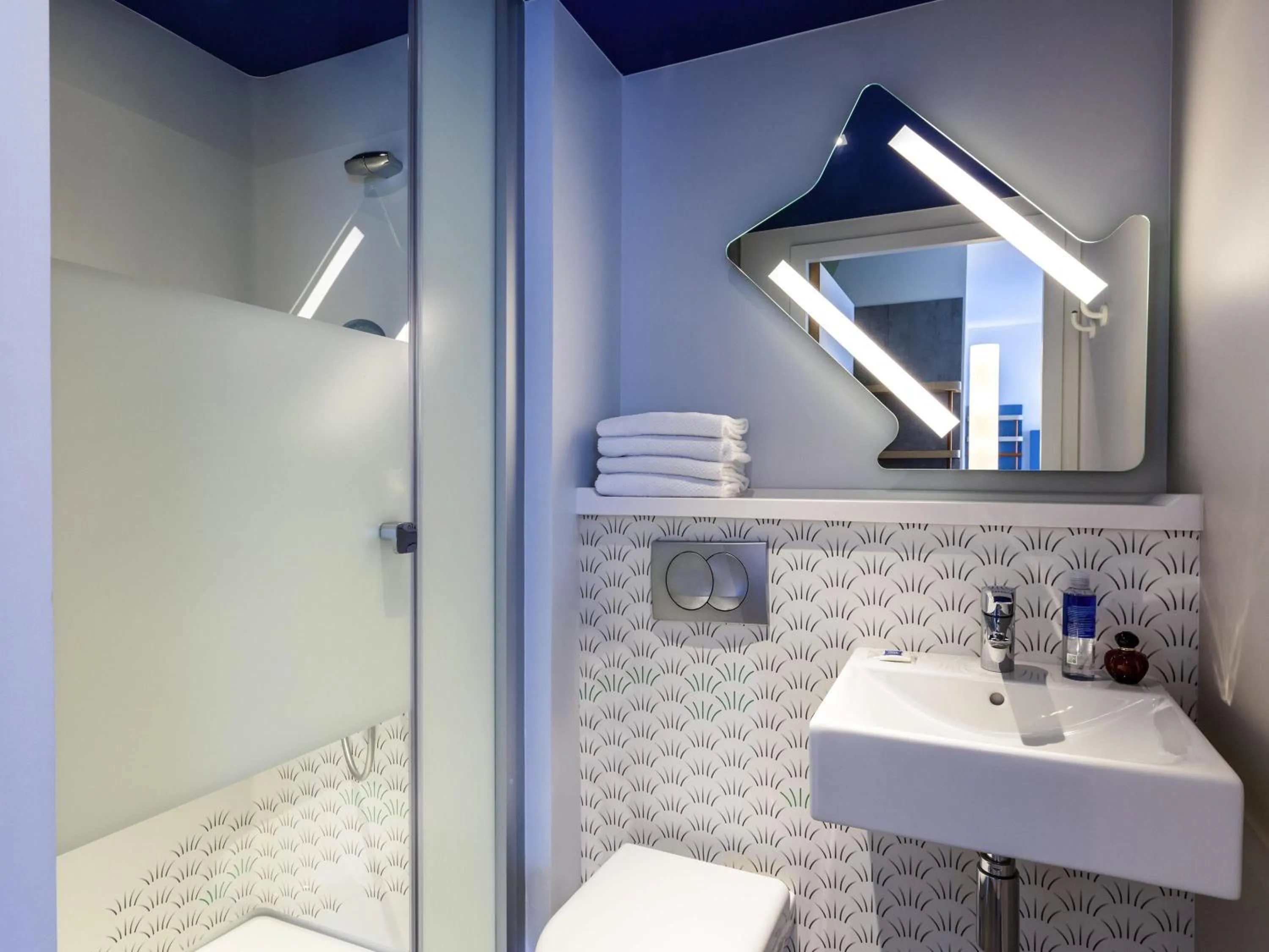 Bedroom in ibis budget Paris Clichy Mairie