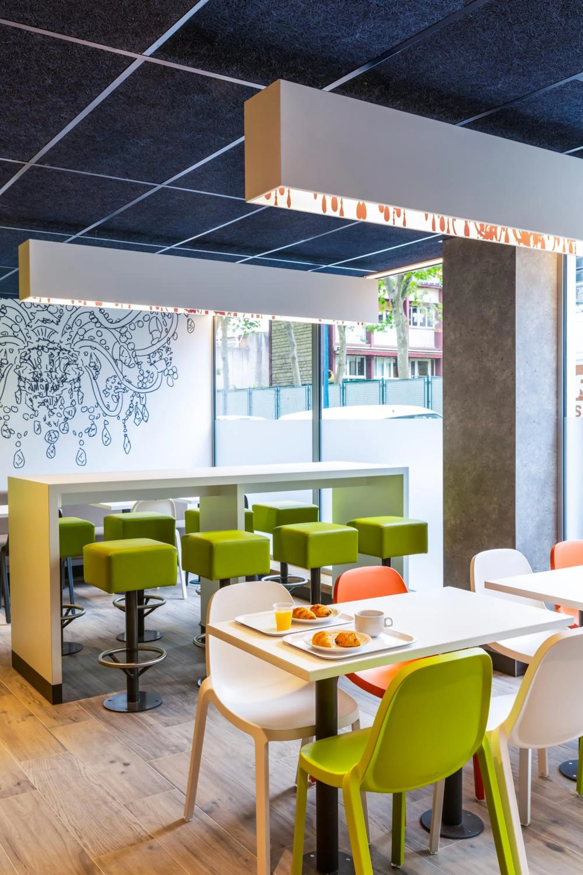 Communal lounge/ TV room in ibis budget Paris Clichy Mairie