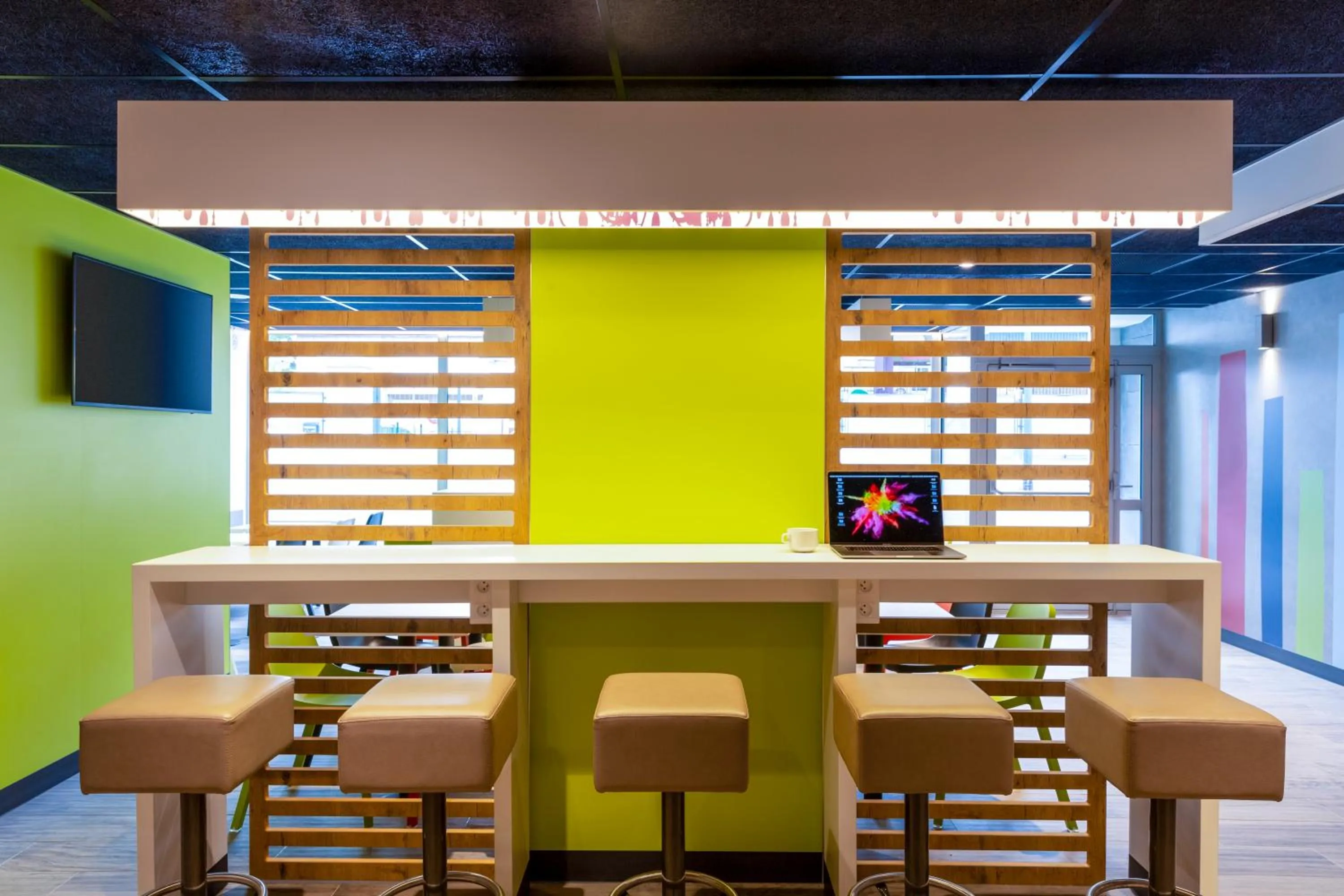 Communal lounge/ TV room in ibis budget Paris Clichy Mairie