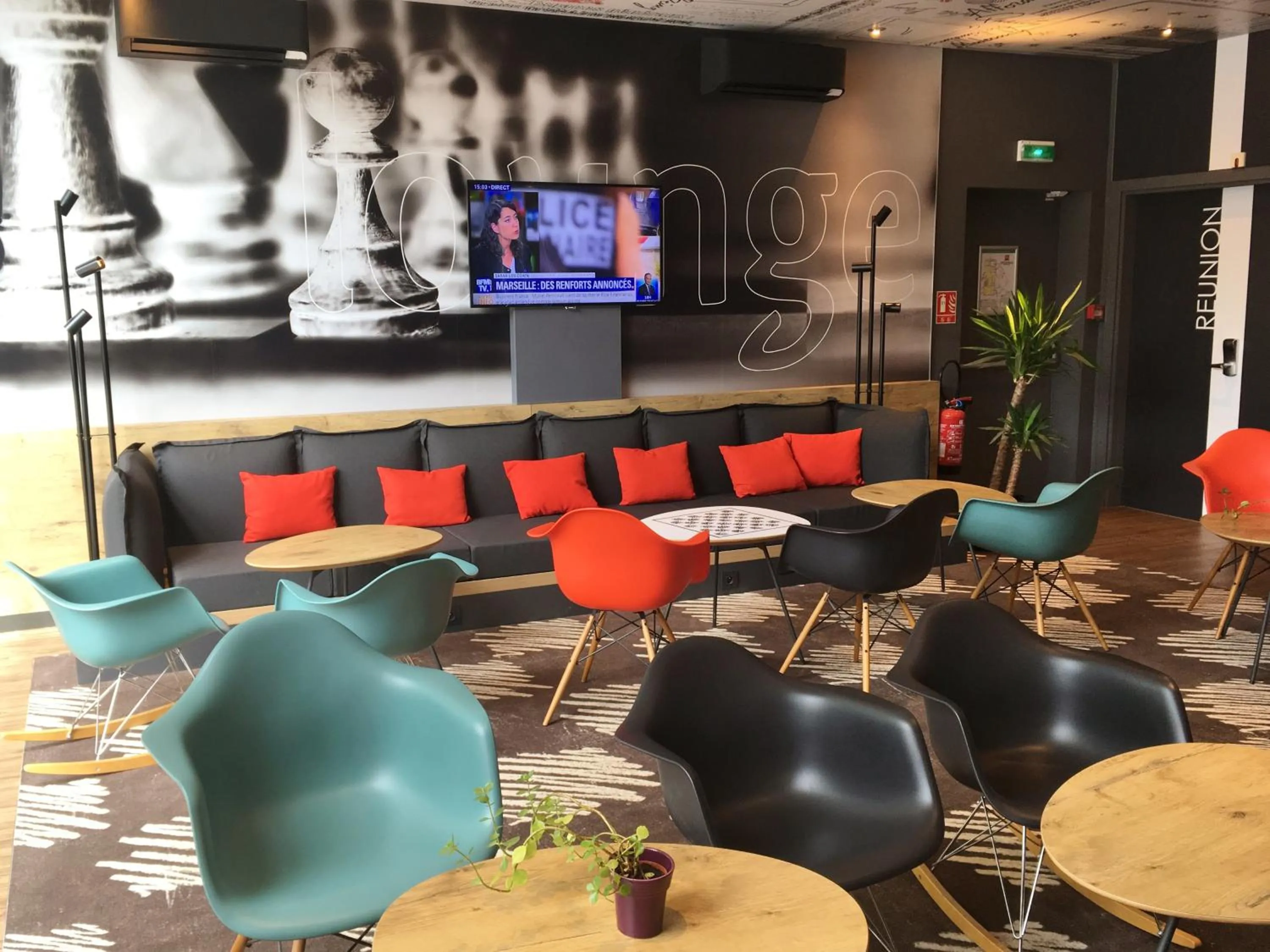 Communal lounge/ TV room in Ibis budget Dijon Centre Clemenceau