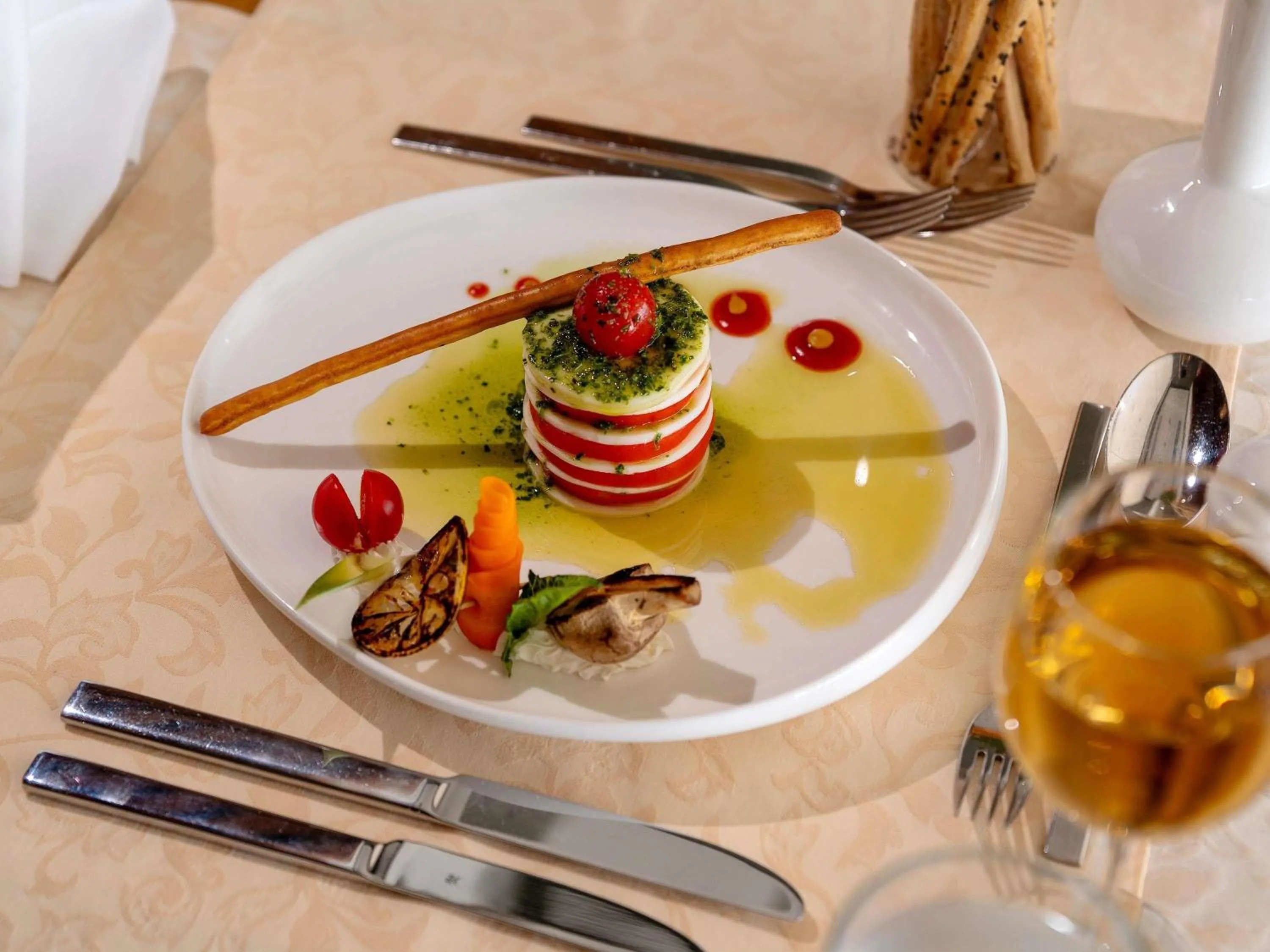 Restaurant/places to eat in Novotel Jazan