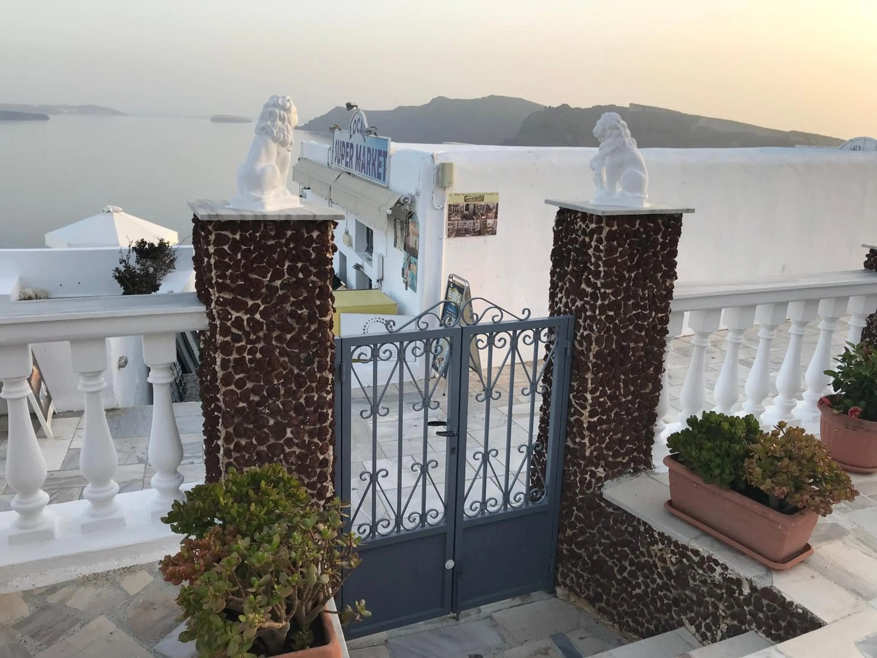 Facade/entrance in Maryloujohn Villas Oia
