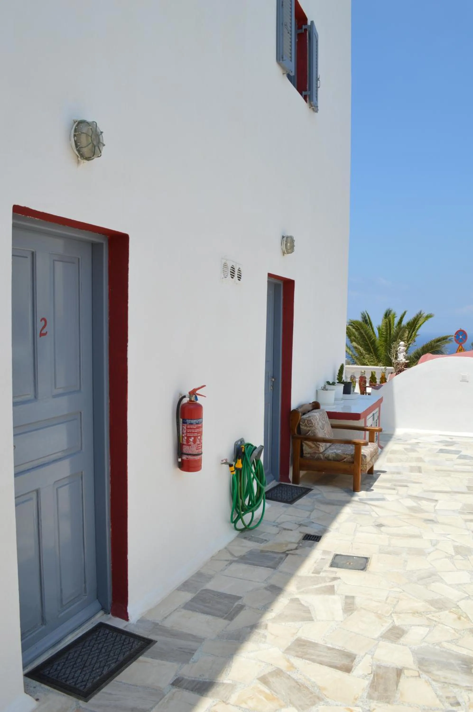 Facade/entrance in Maryloujohn Villas Oia