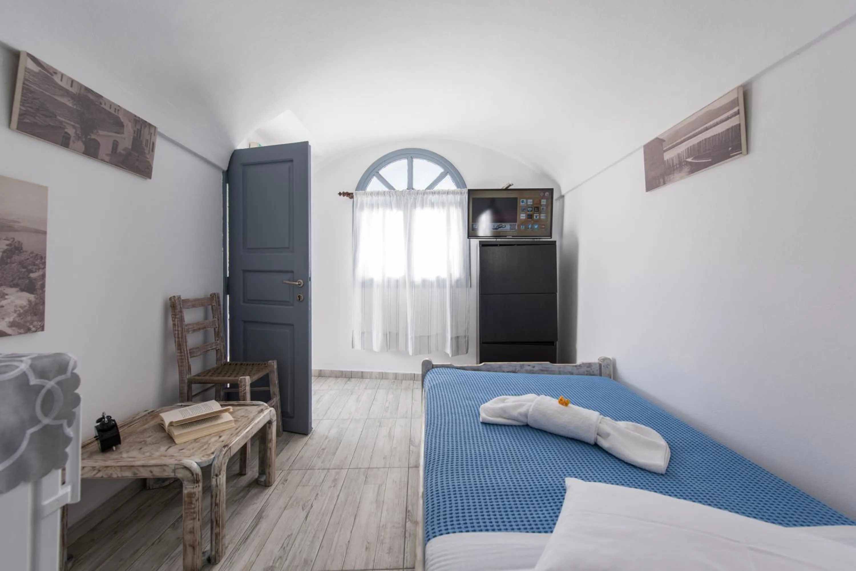 Bedroom, Bed in Maryloujohn Villas Oia