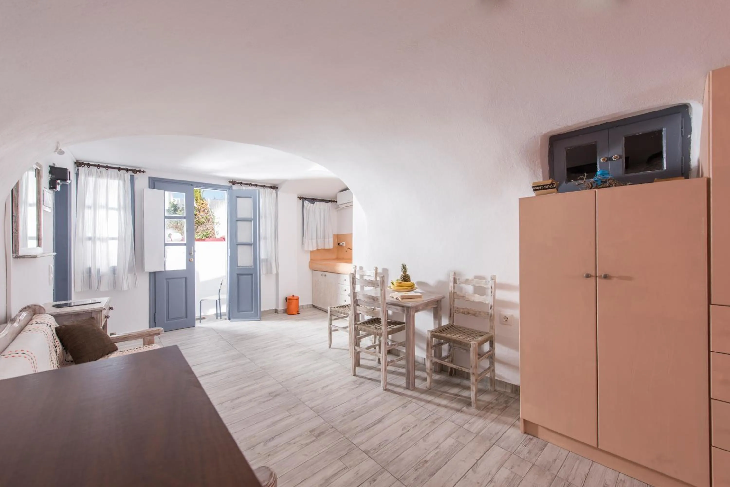 Coffee/tea facilities in Maryloujohn Villas Oia