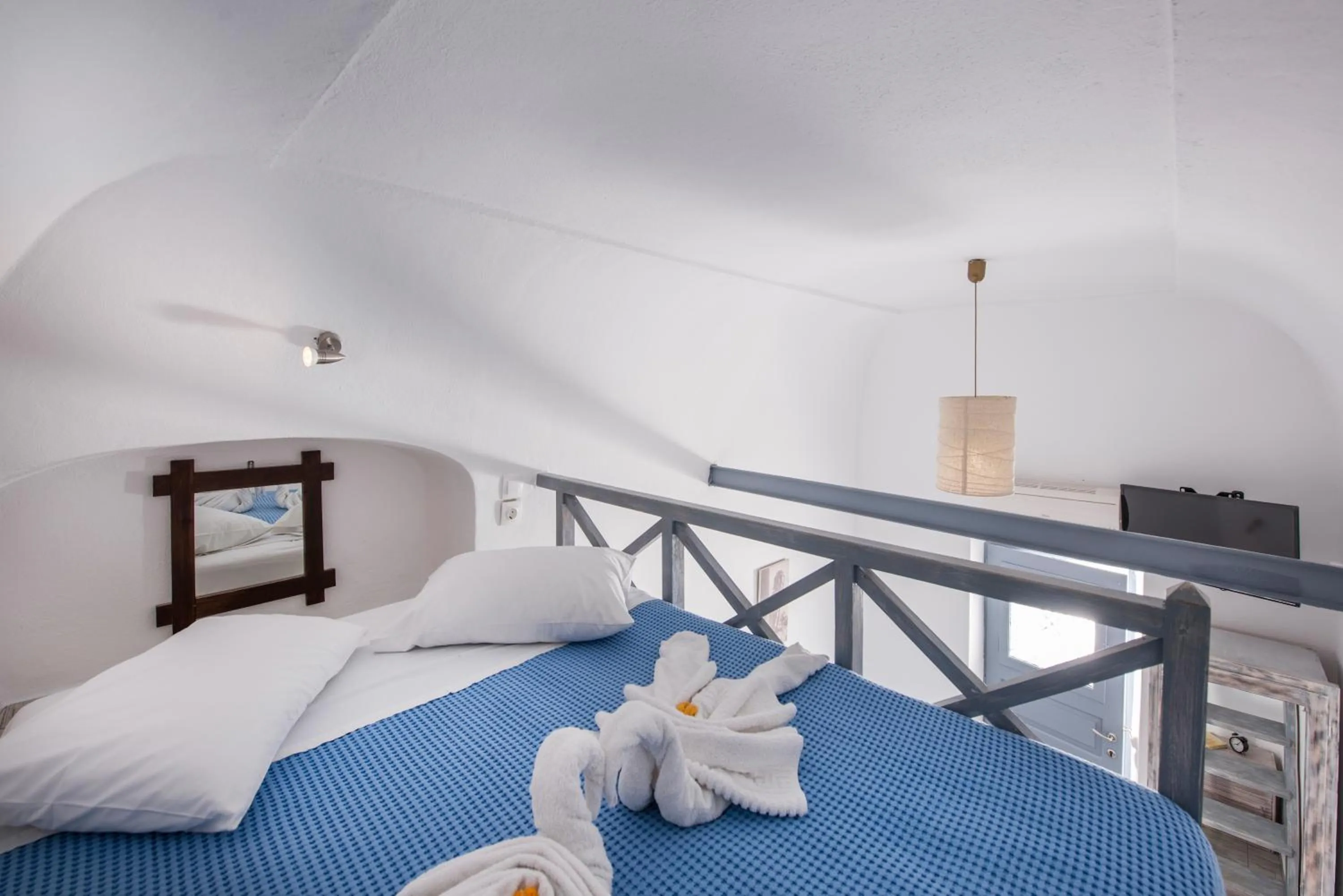 Bed in Maryloujohn Villas Oia