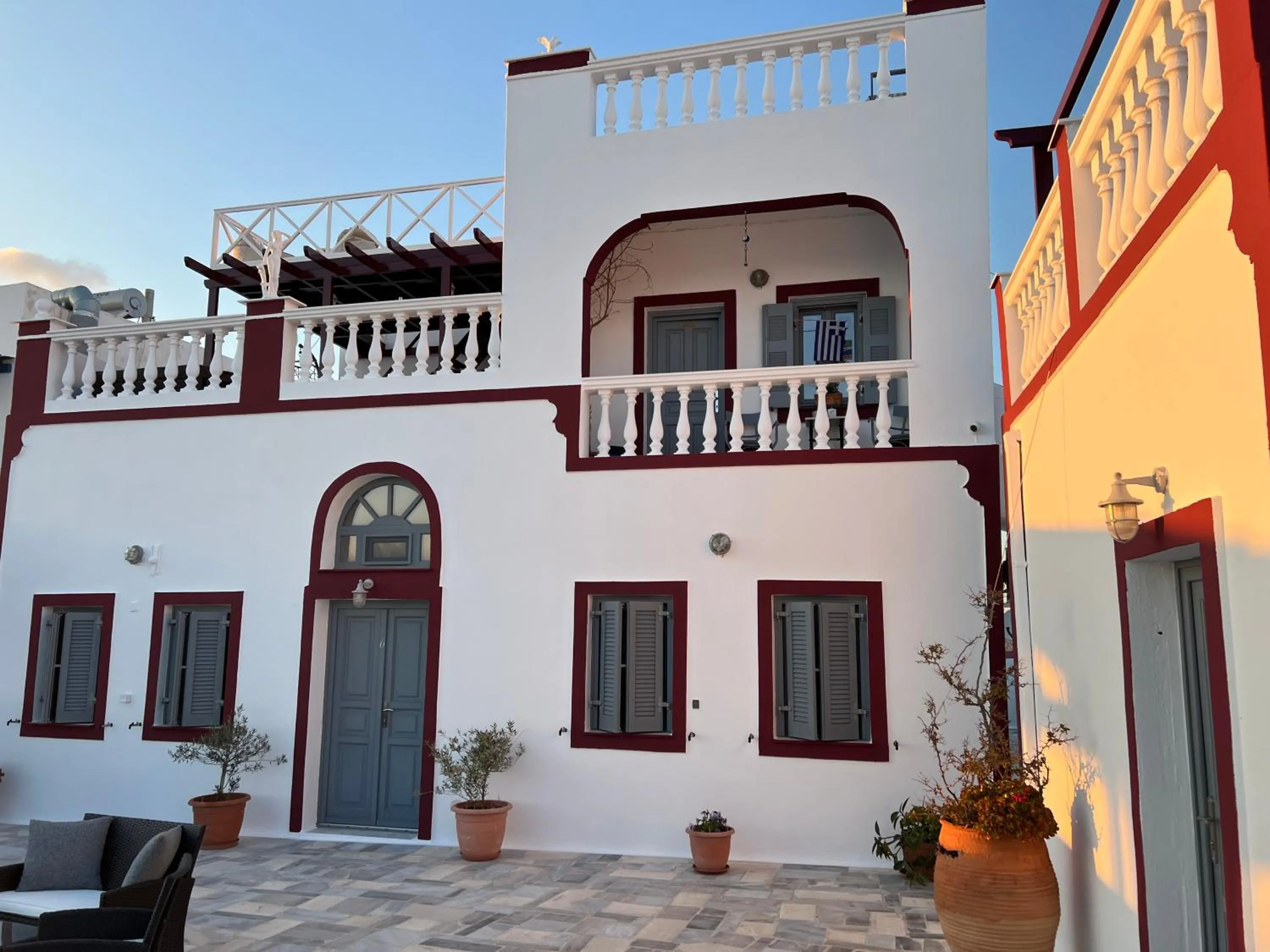 Property building in Maryloujohn Villas Oia