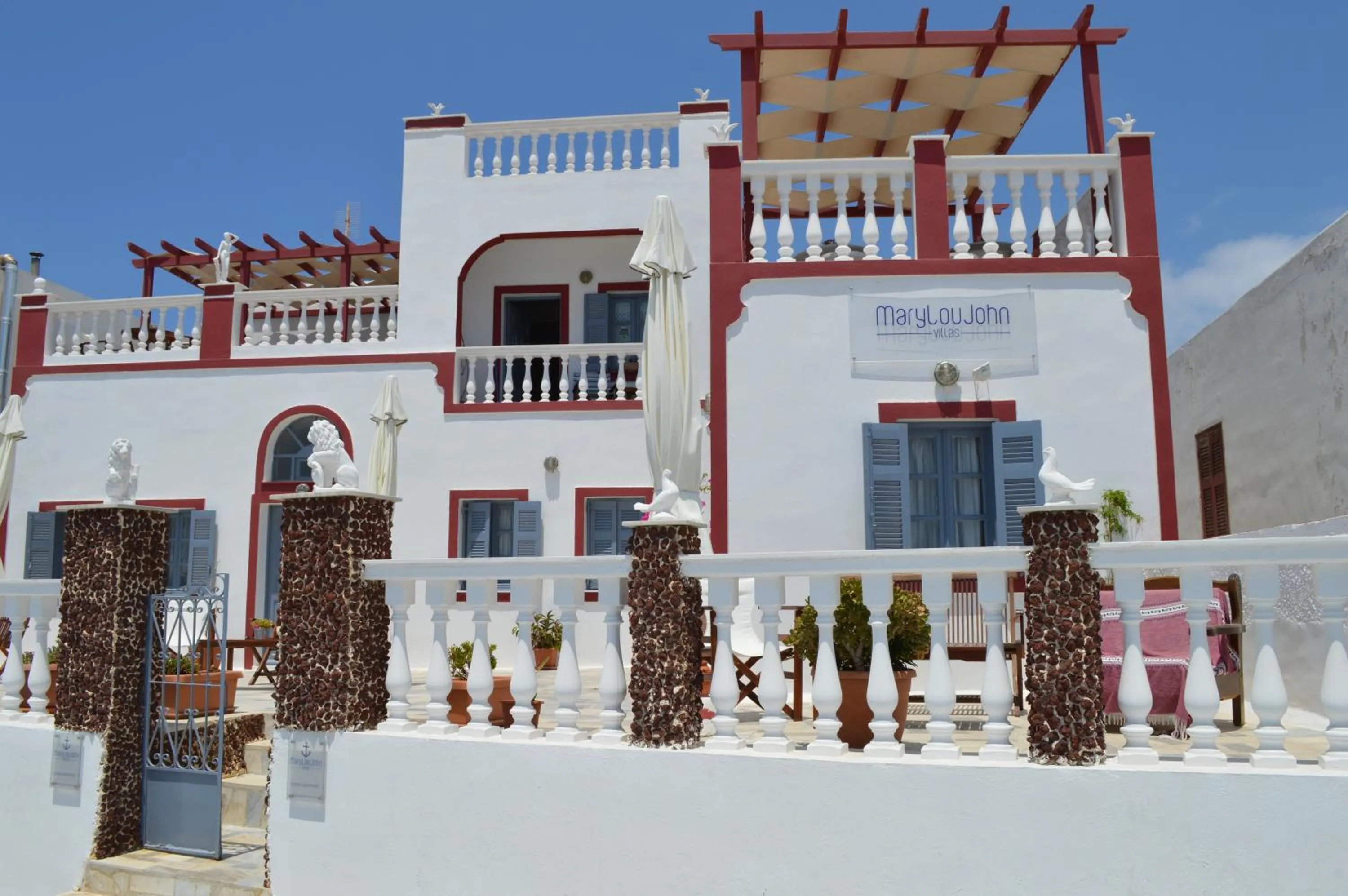 Facade/entrance in Maryloujohn Villas Oia