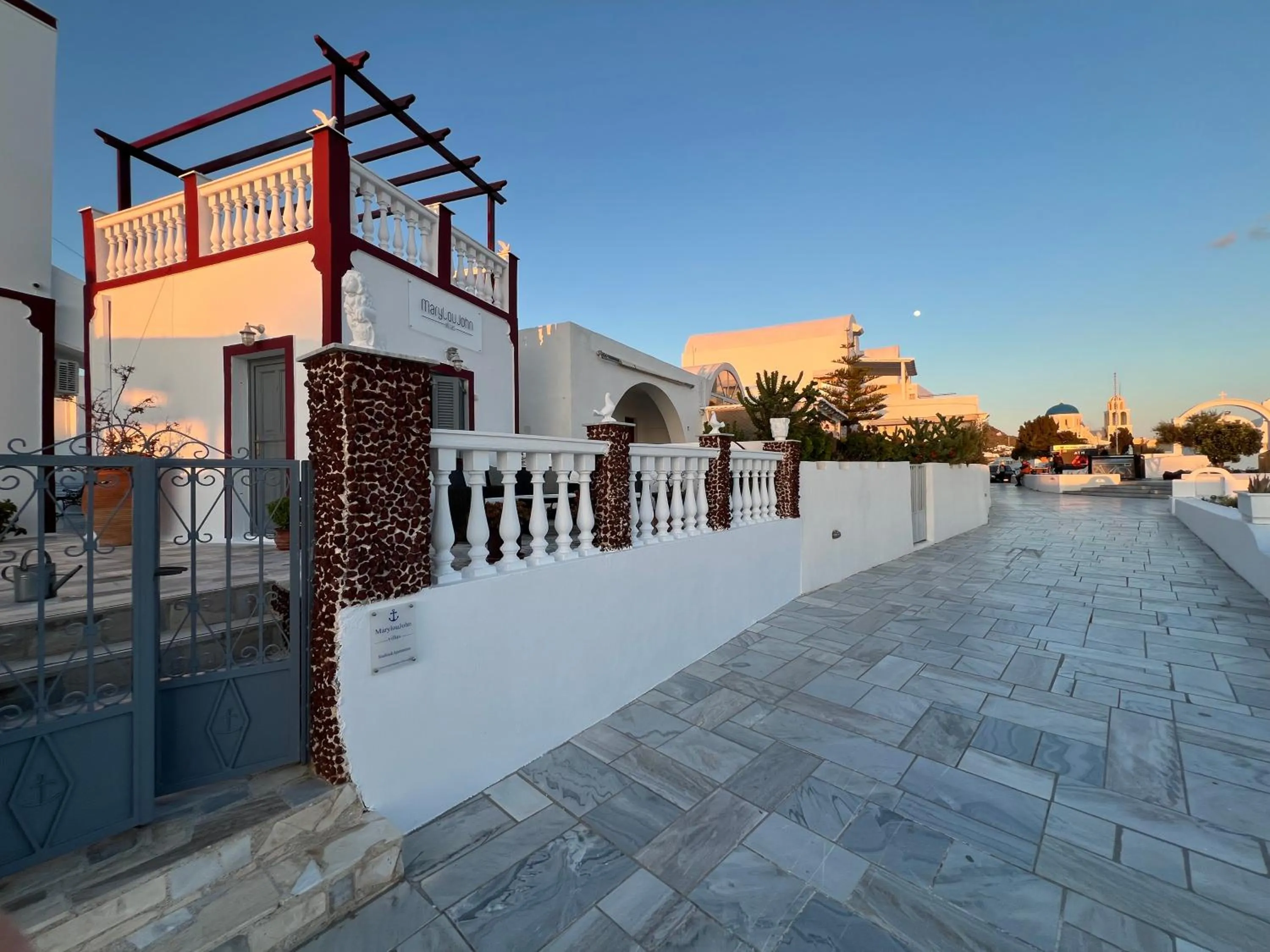 Property building in Maryloujohn Villas Oia