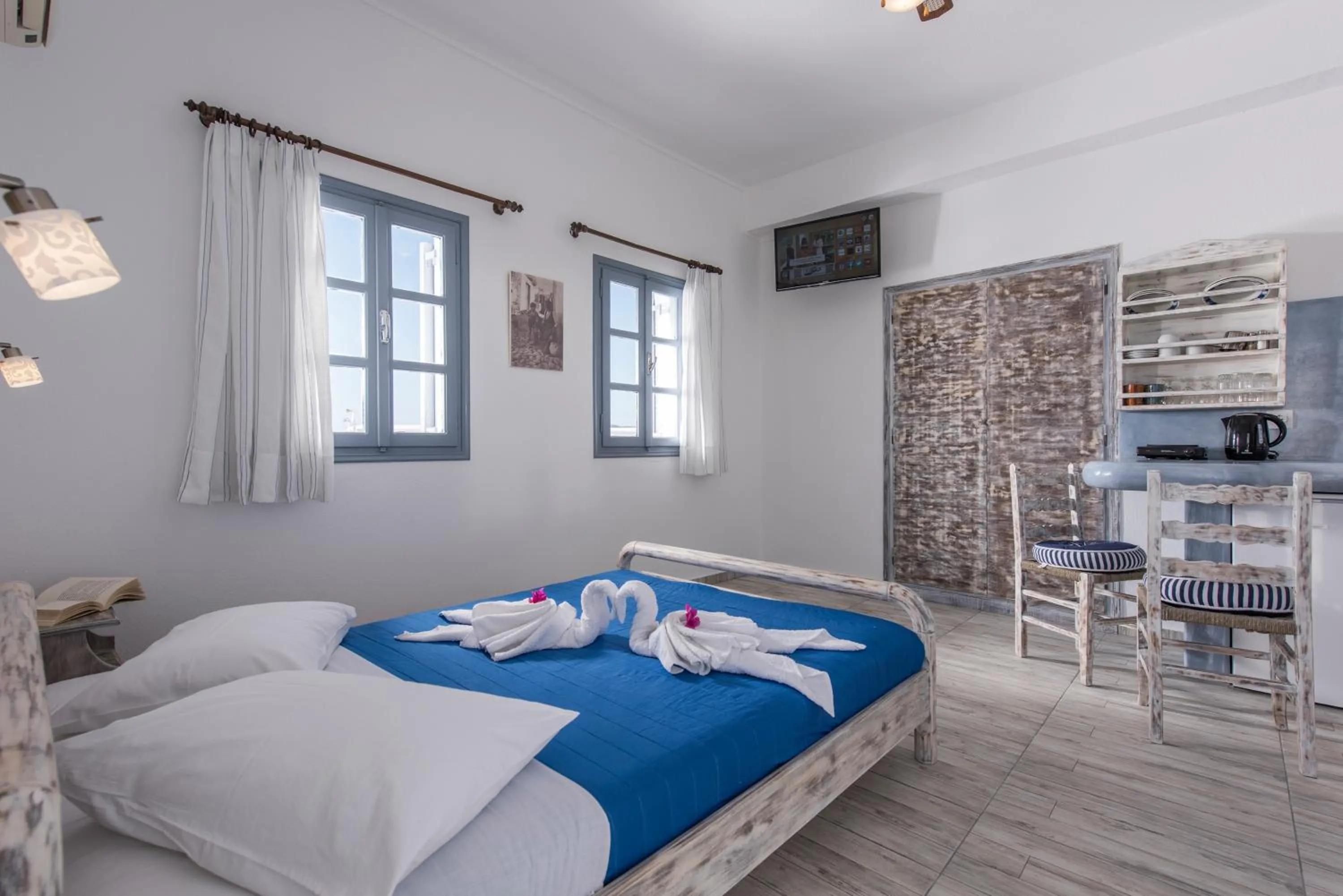 Coffee/tea facilities, Bed in Maryloujohn Villas Oia