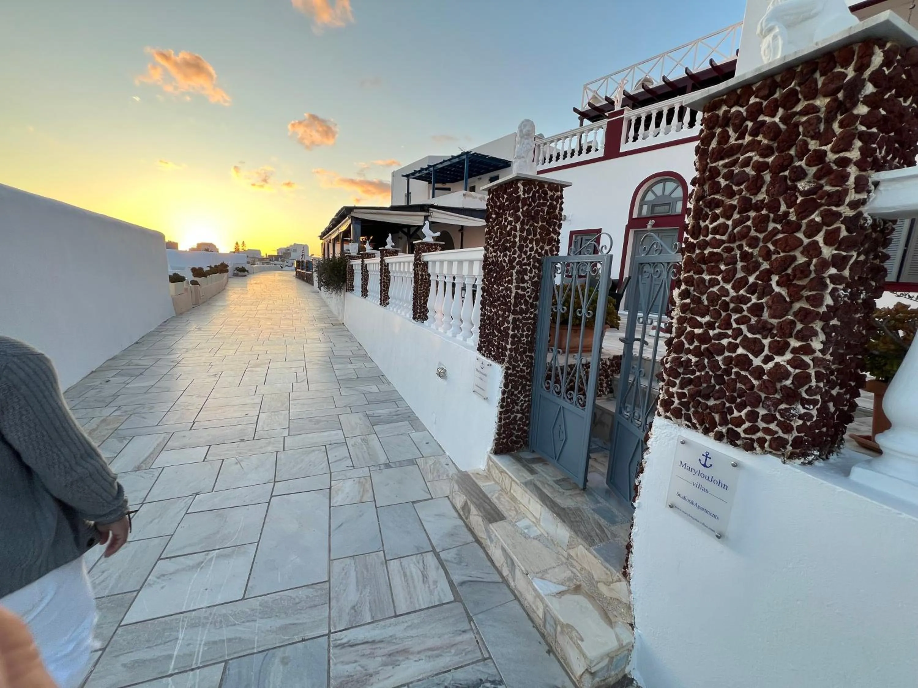 Property building in Maryloujohn Villas Oia