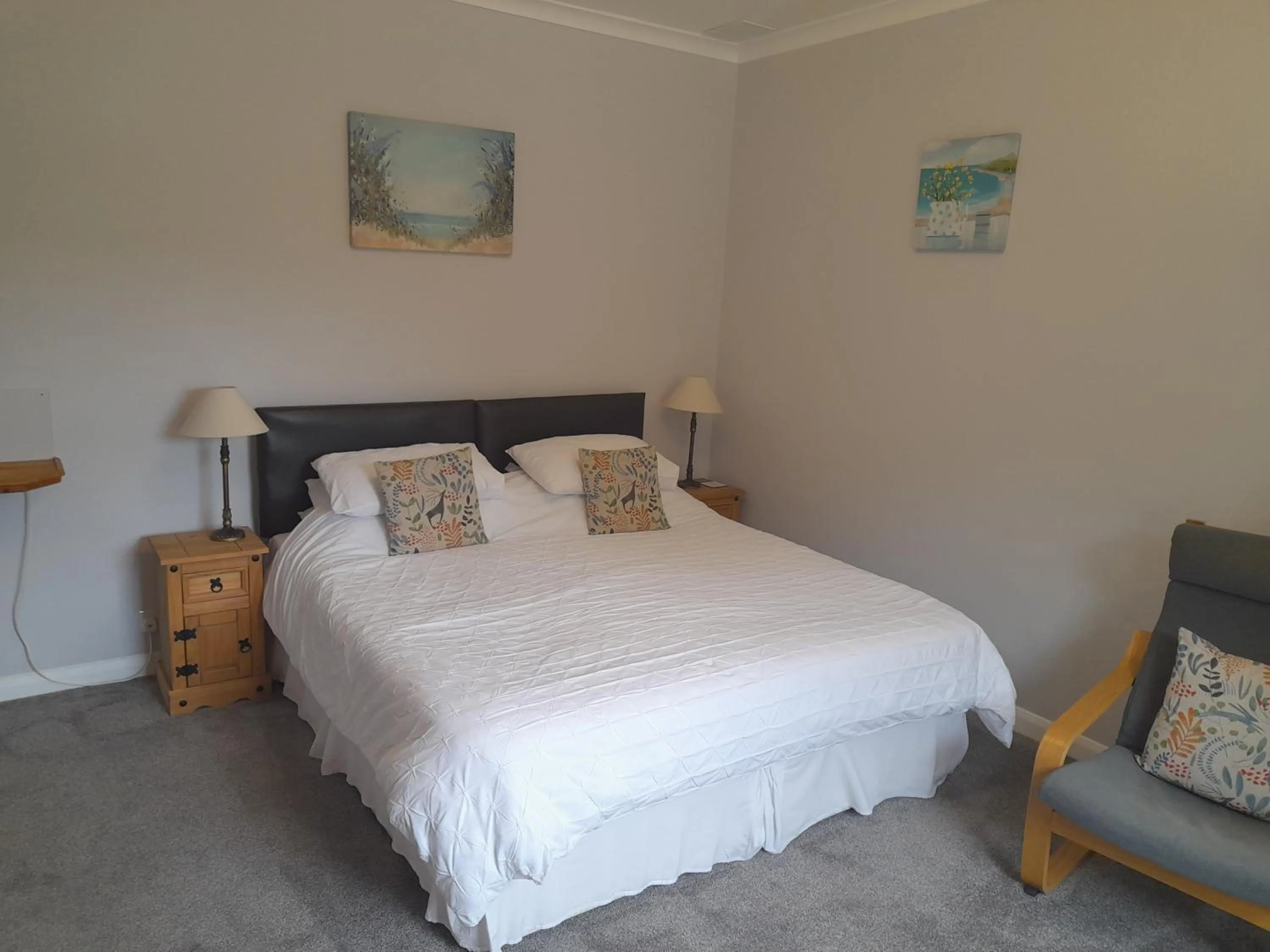 Bedroom, Bed in North Headborough