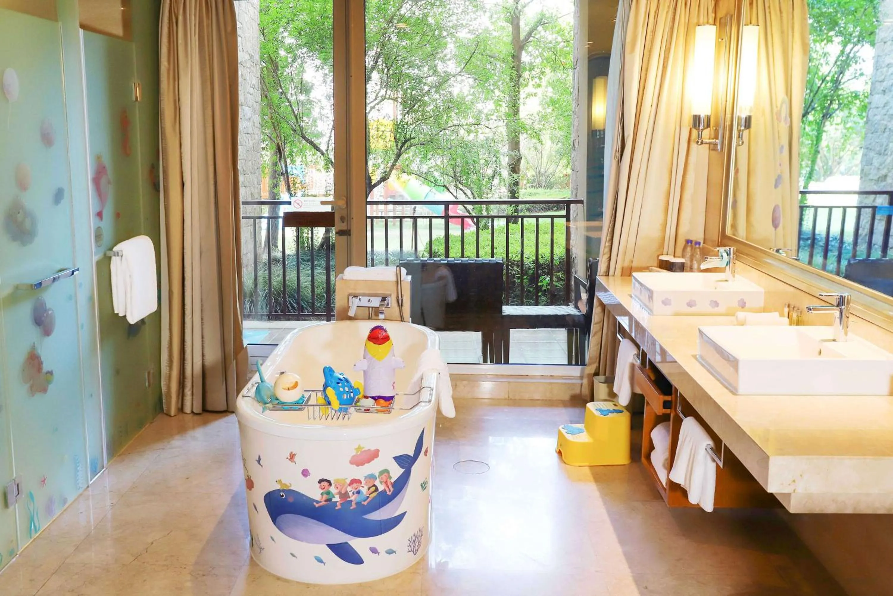 Bathroom, Bed in Hilton Hangzhou Qiandao Lake Resort