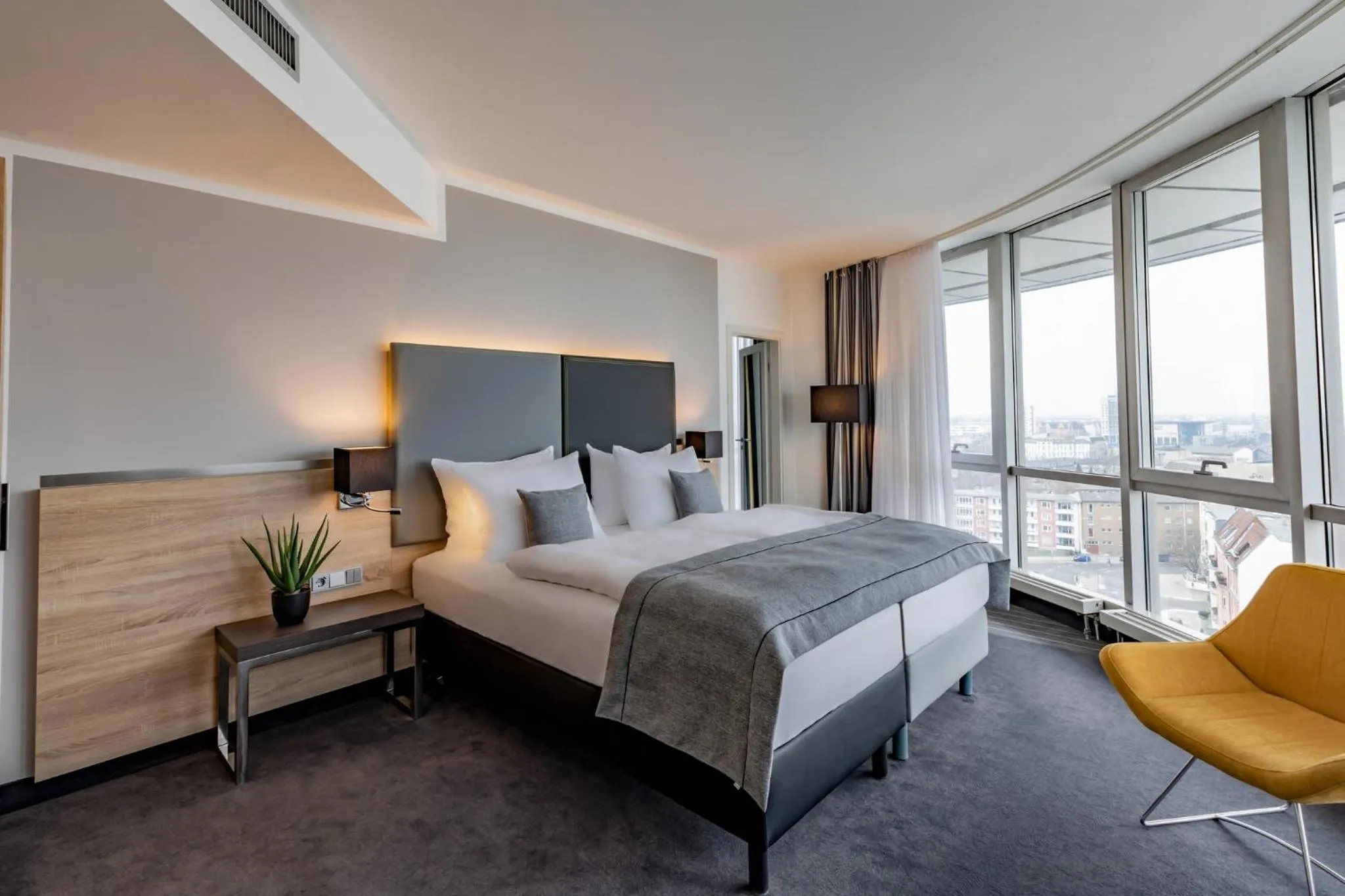 Photo of the whole room, Bed in Garner Hotel Berlin - Spandau by IHG