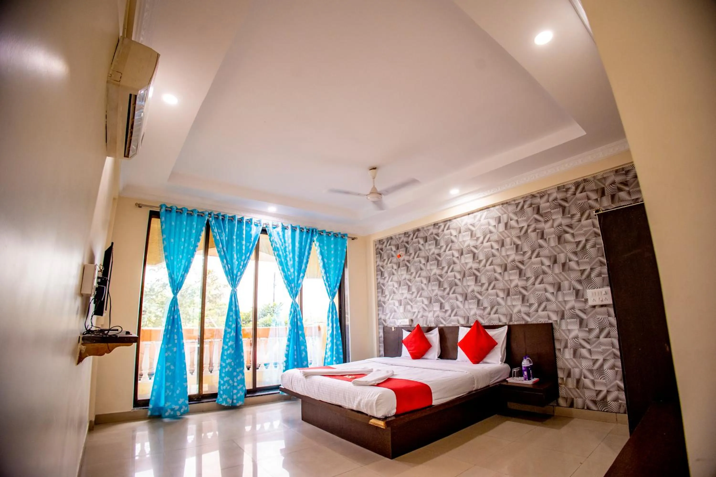 Photo of the whole room, Bed in Hotel Om Palace