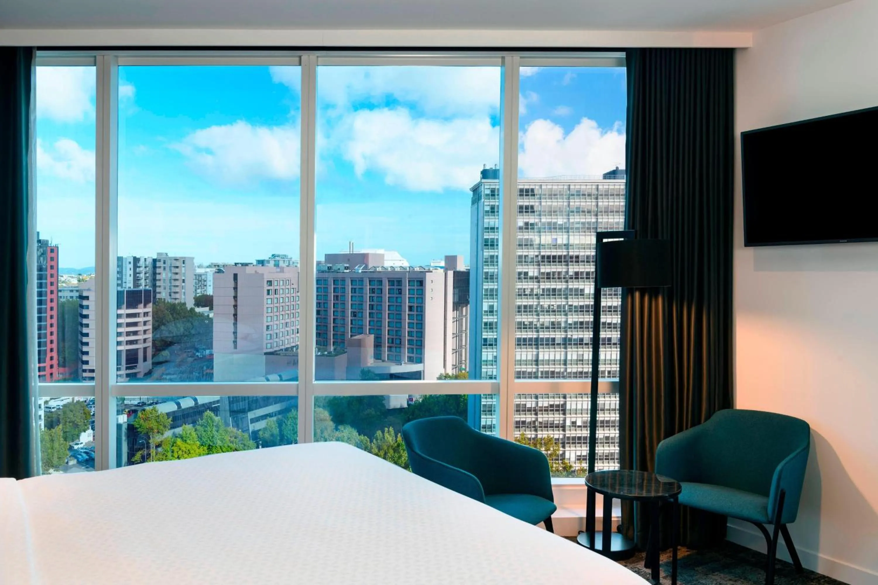 Photo of the whole room, Bed in Four Points by Sheraton Auckland