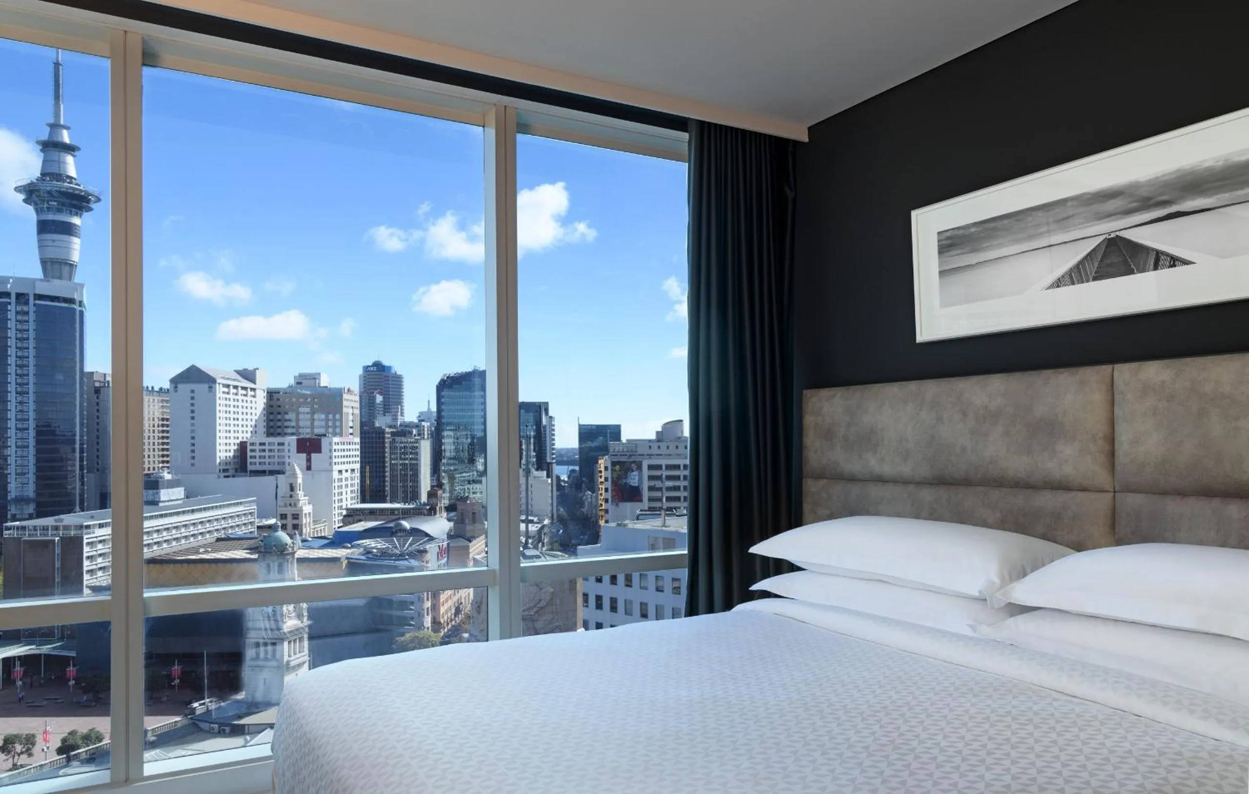 Landmark view, Bed in Four Points by Sheraton Auckland
