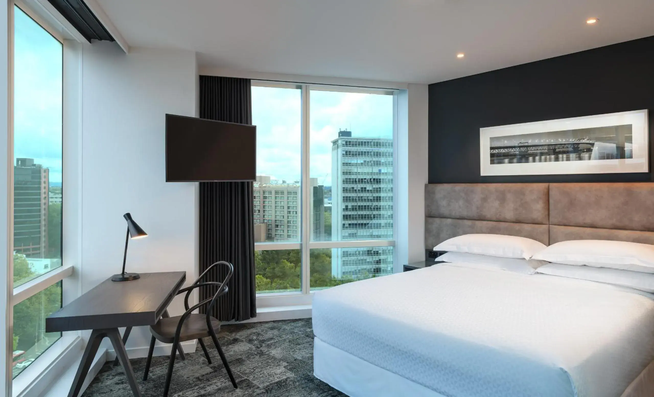 Corner Room with King Bed and City View in Four Points by Sheraton Auckland Corner Room with King Bed and City View in Four Points by Sheraton Auckland