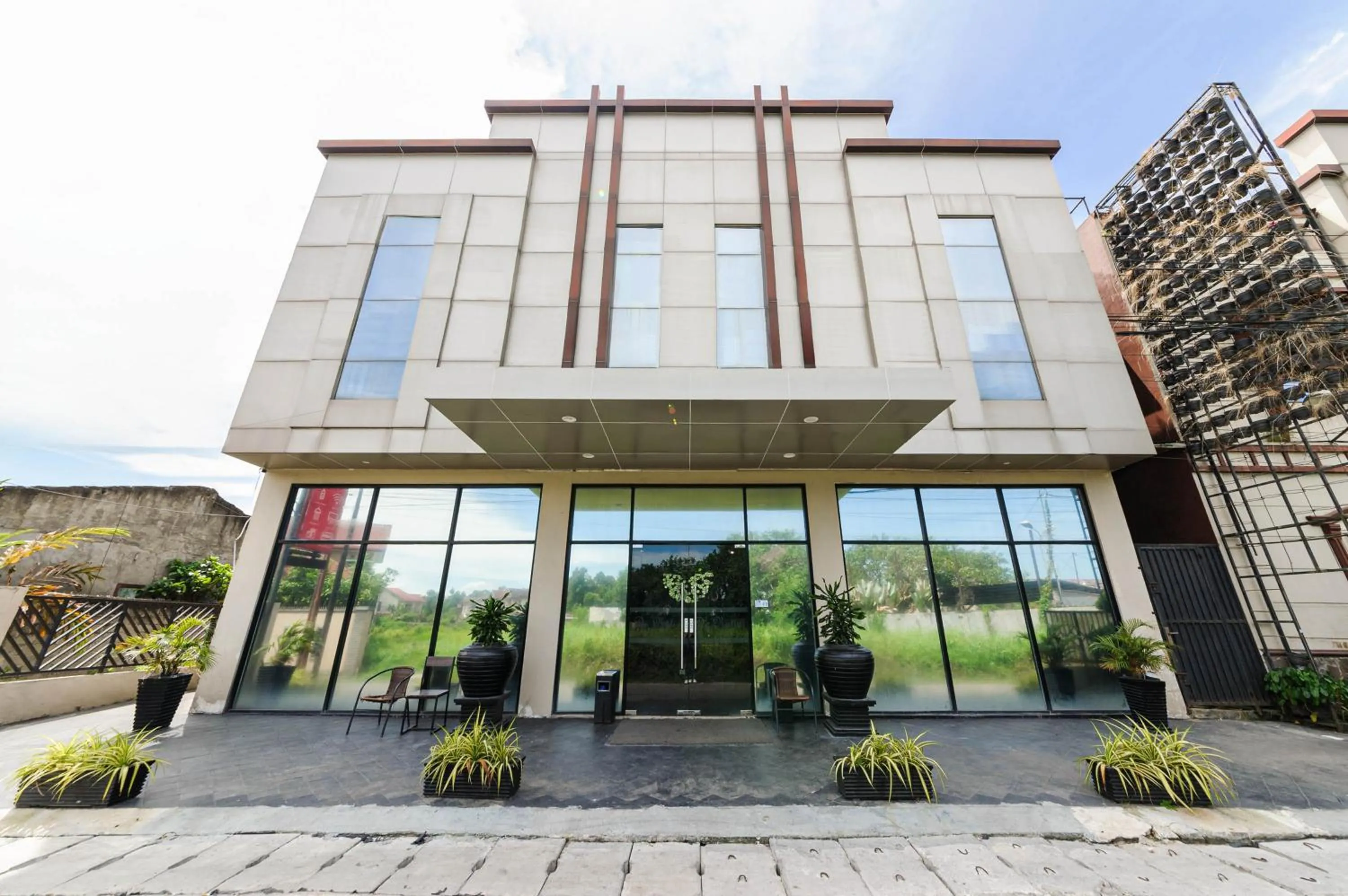 Facade/entrance in RedDoorz Plus near Universitas Sumatera Utara