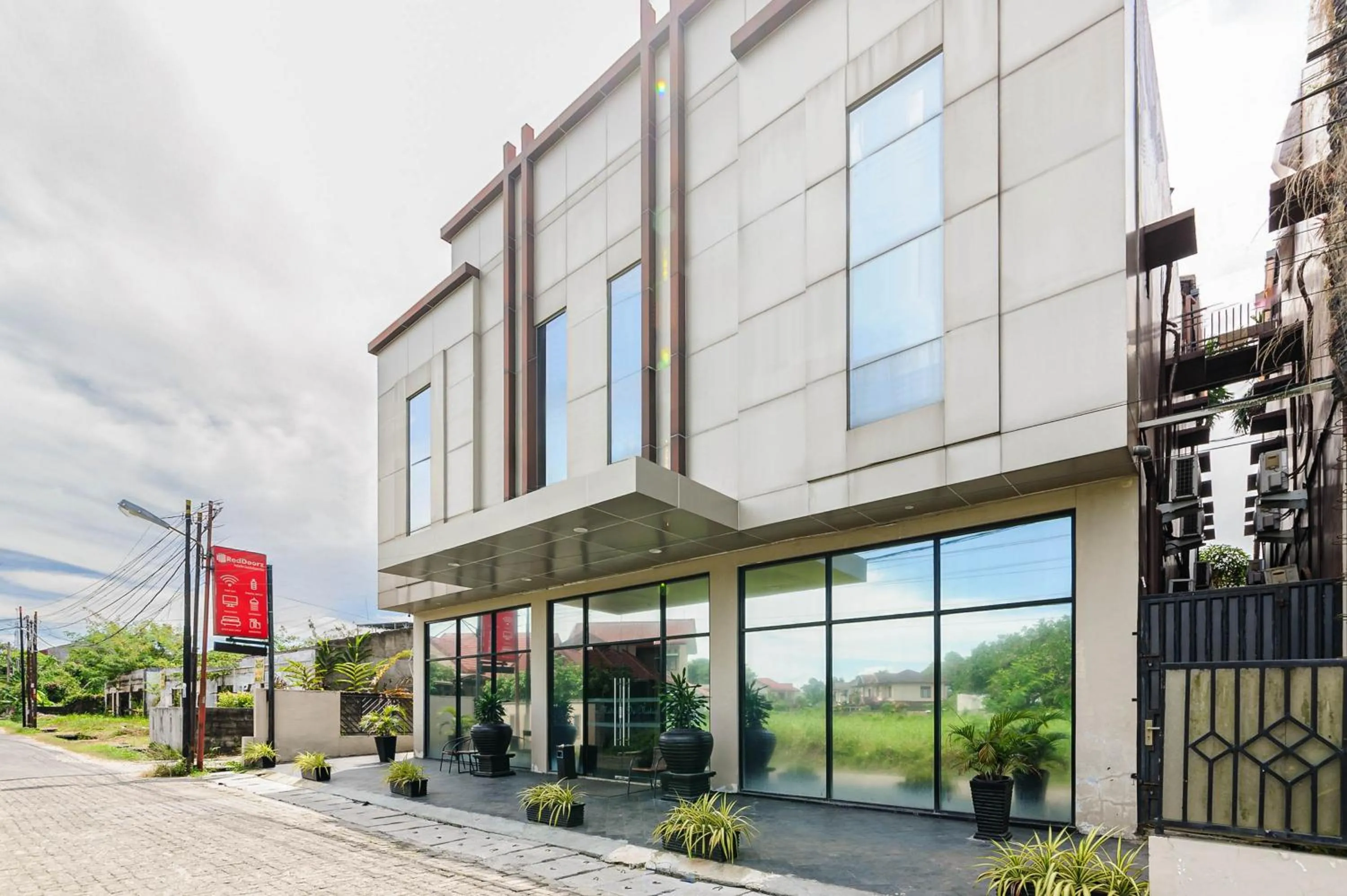 Facade/entrance in RedDoorz Plus near Universitas Sumatera Utara