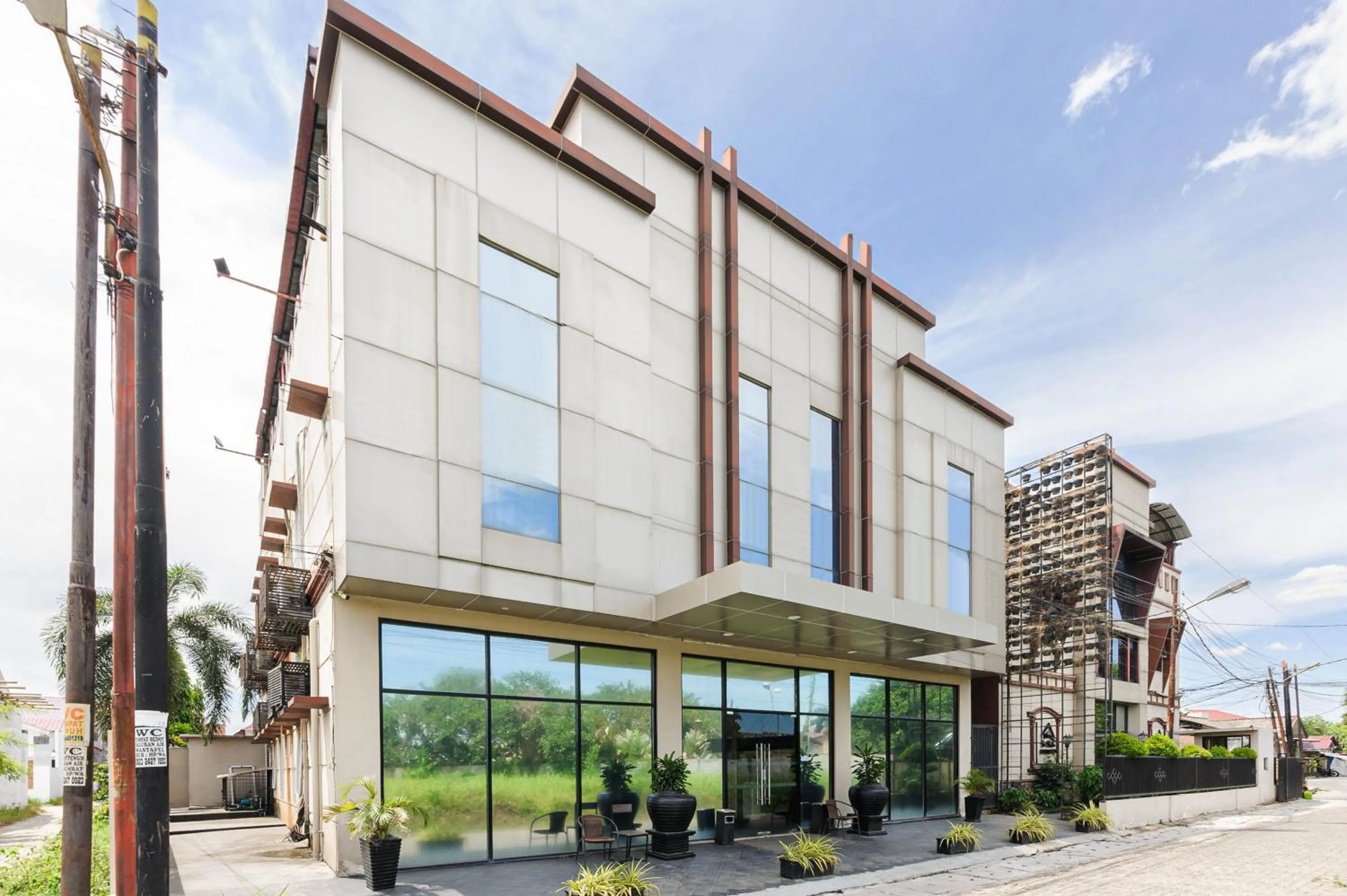 Facade/entrance in RedDoorz Plus near Universitas Sumatera Utara