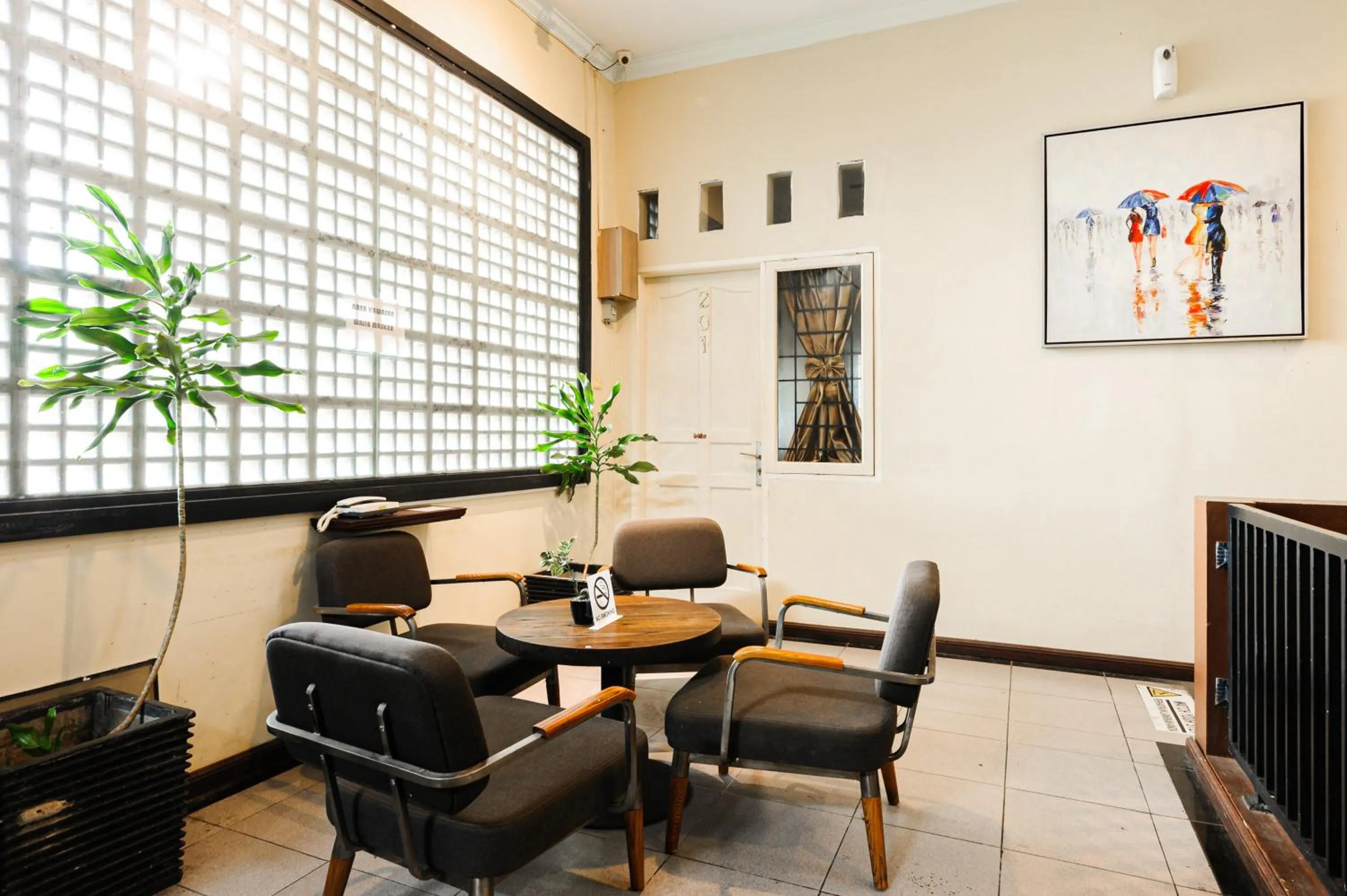 Seating area in RedDoorz Plus near Universitas Sumatera Utara