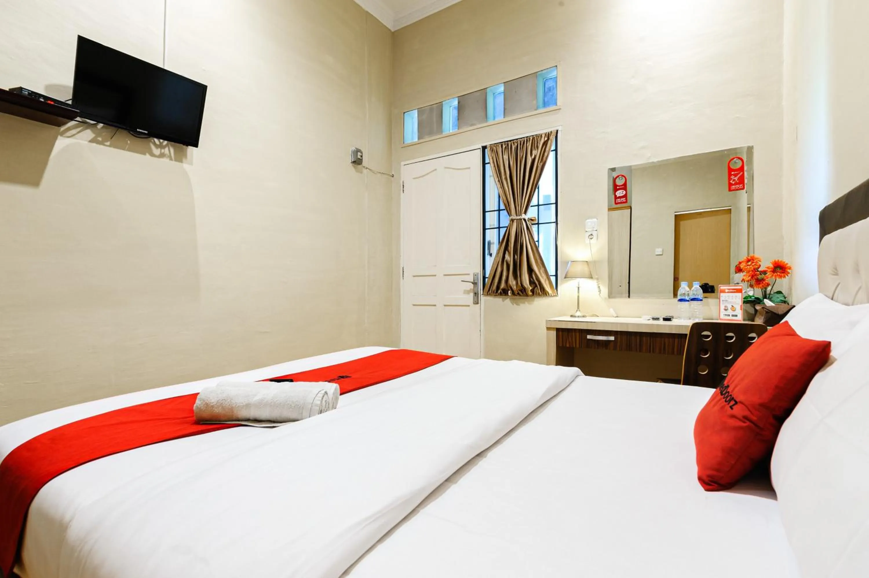 Bedroom, Bed in RedDoorz Plus near Universitas Sumatera Utara