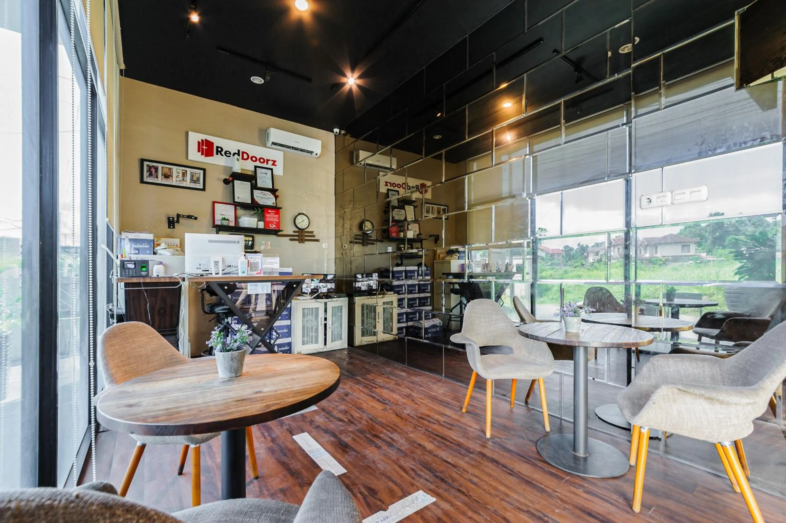 Lobby or reception in RedDoorz Plus near Universitas Sumatera Utara