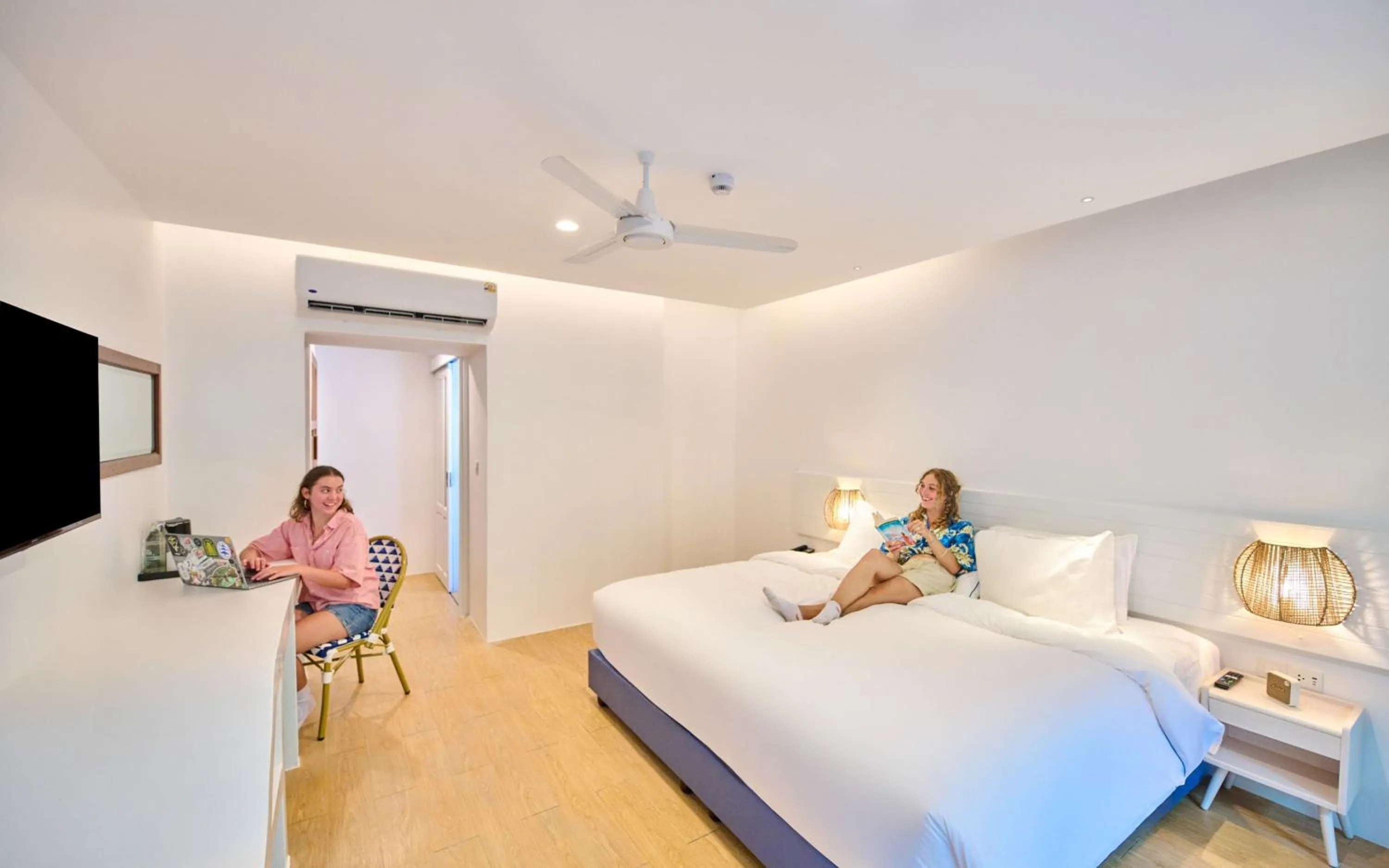 Photo of the whole room, Bed in Lub d Koh Tao Tanote Bay