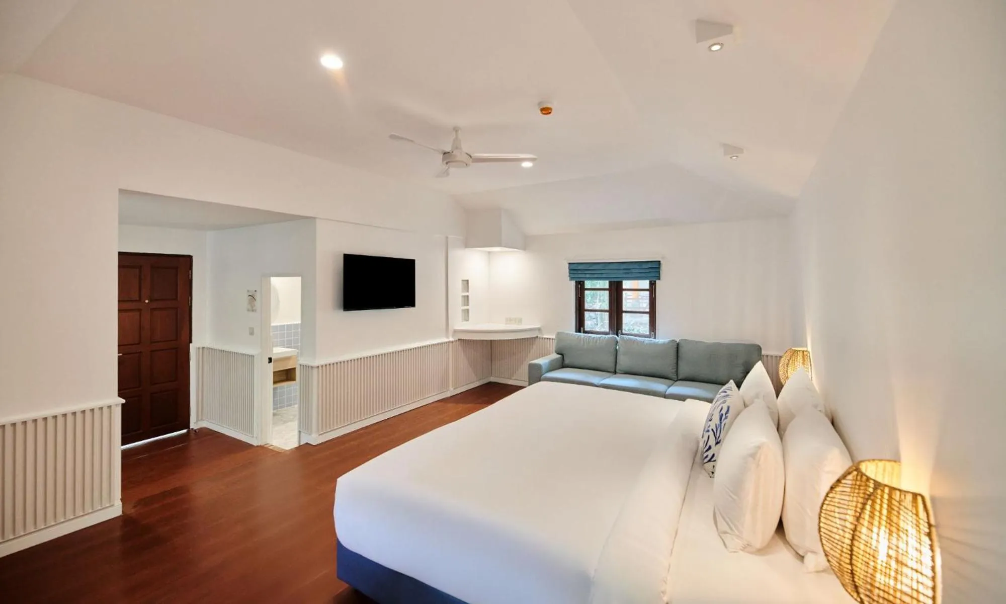 Photo of the whole room, Bed in Lub d Koh Tao Tanote Bay