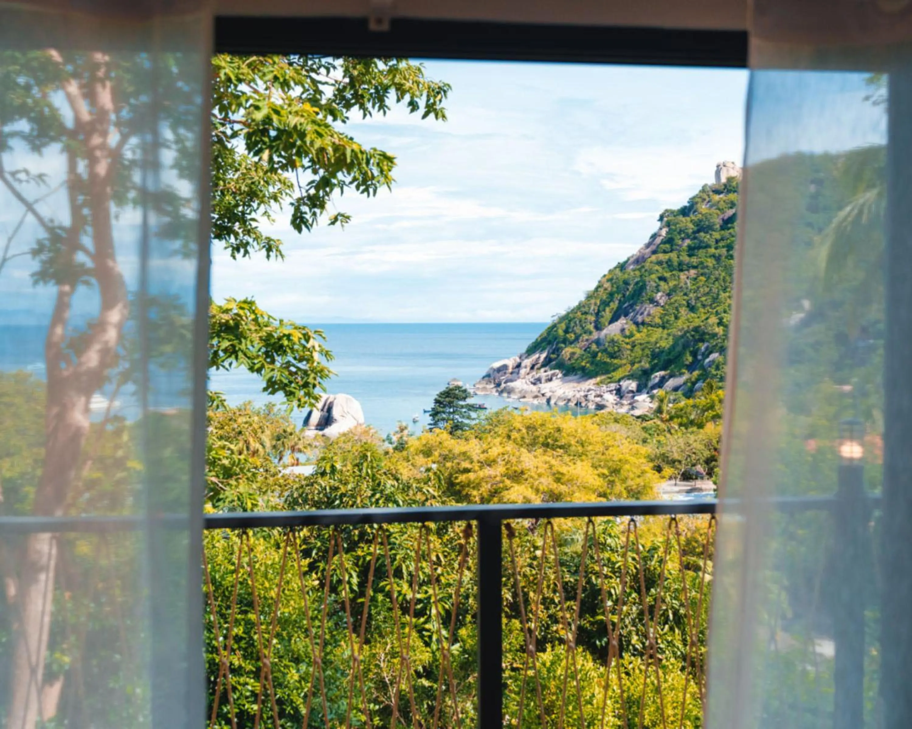 Mountain view in Lub d Koh Tao Tanote Bay