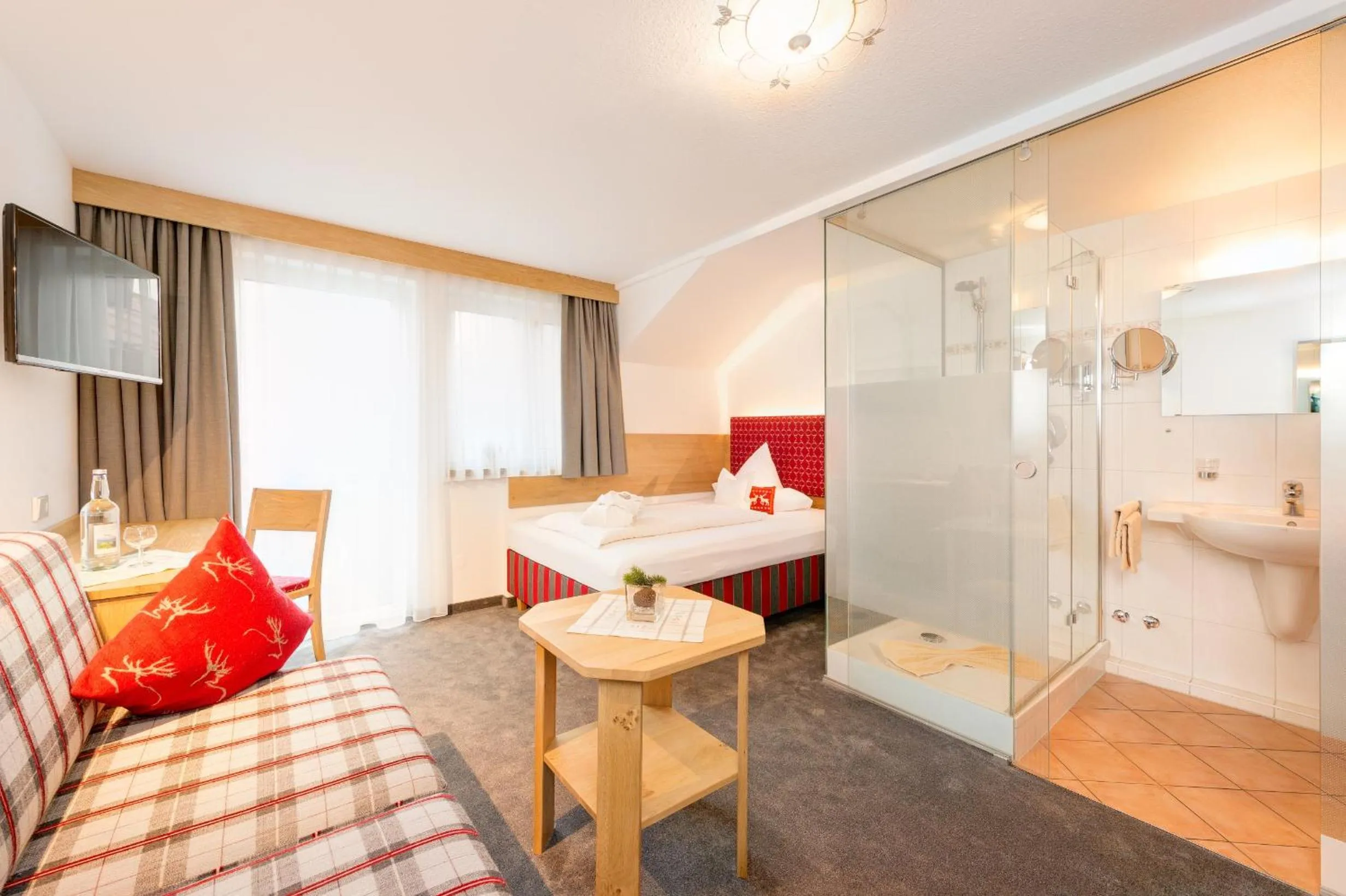 Bathroom, Bed in Hotel Garni Schellenberg