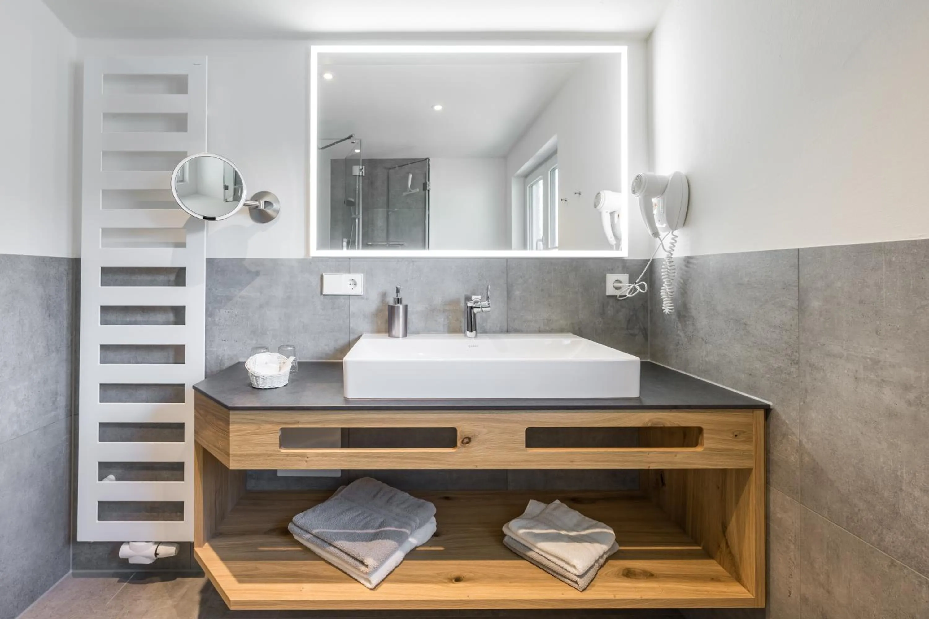 Bathroom, Bed in Hotel Garni Schellenberg