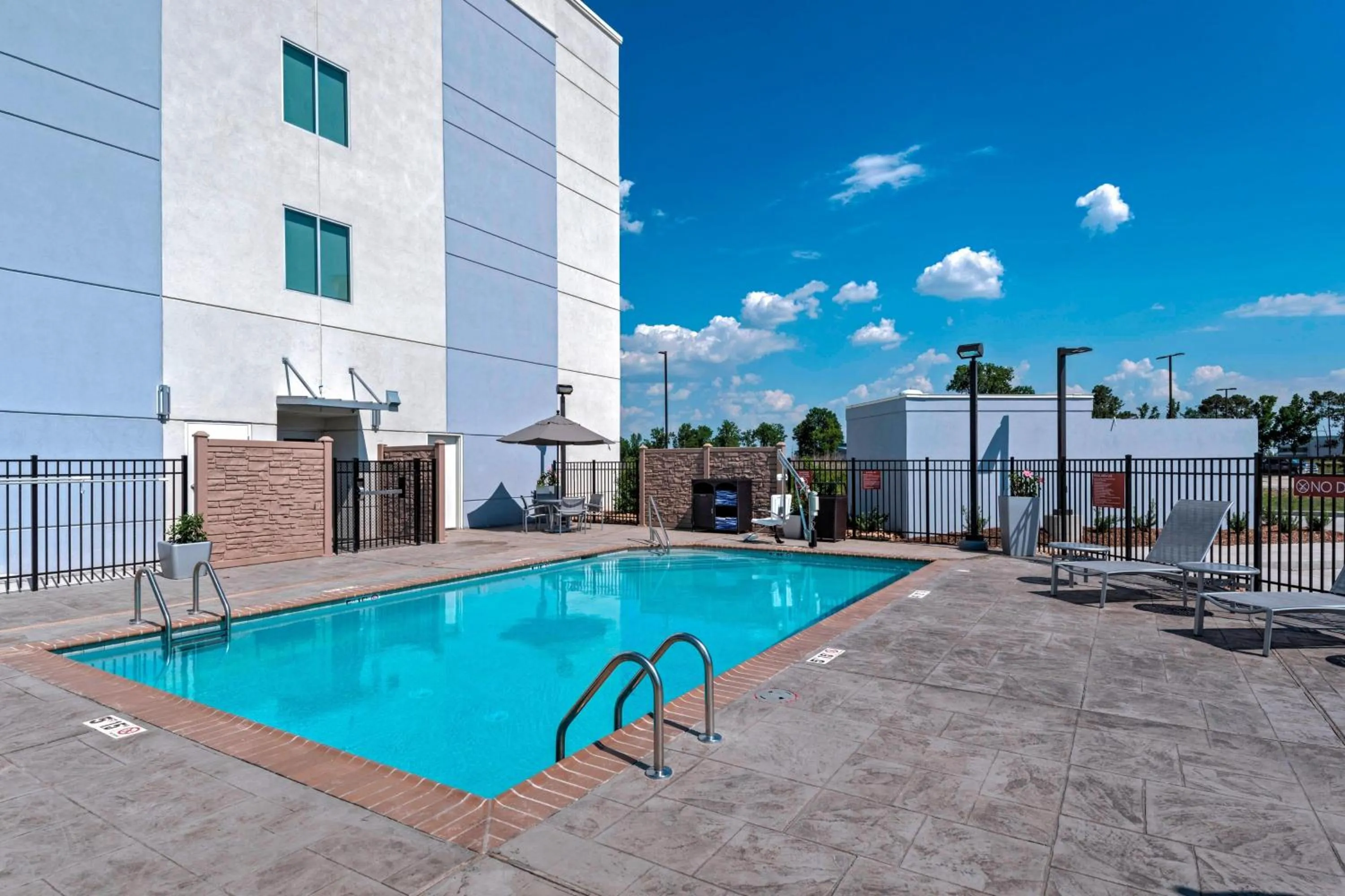 Swimming pool in TownePlace Suites by Marriott Baton Rouge Port Allen