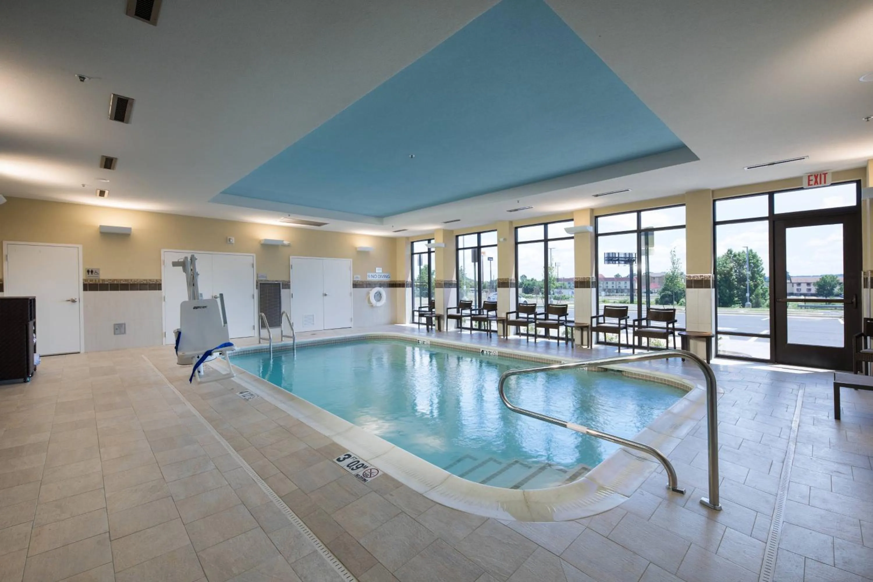 Swimming pool in Courtyard by Marriott Russellville