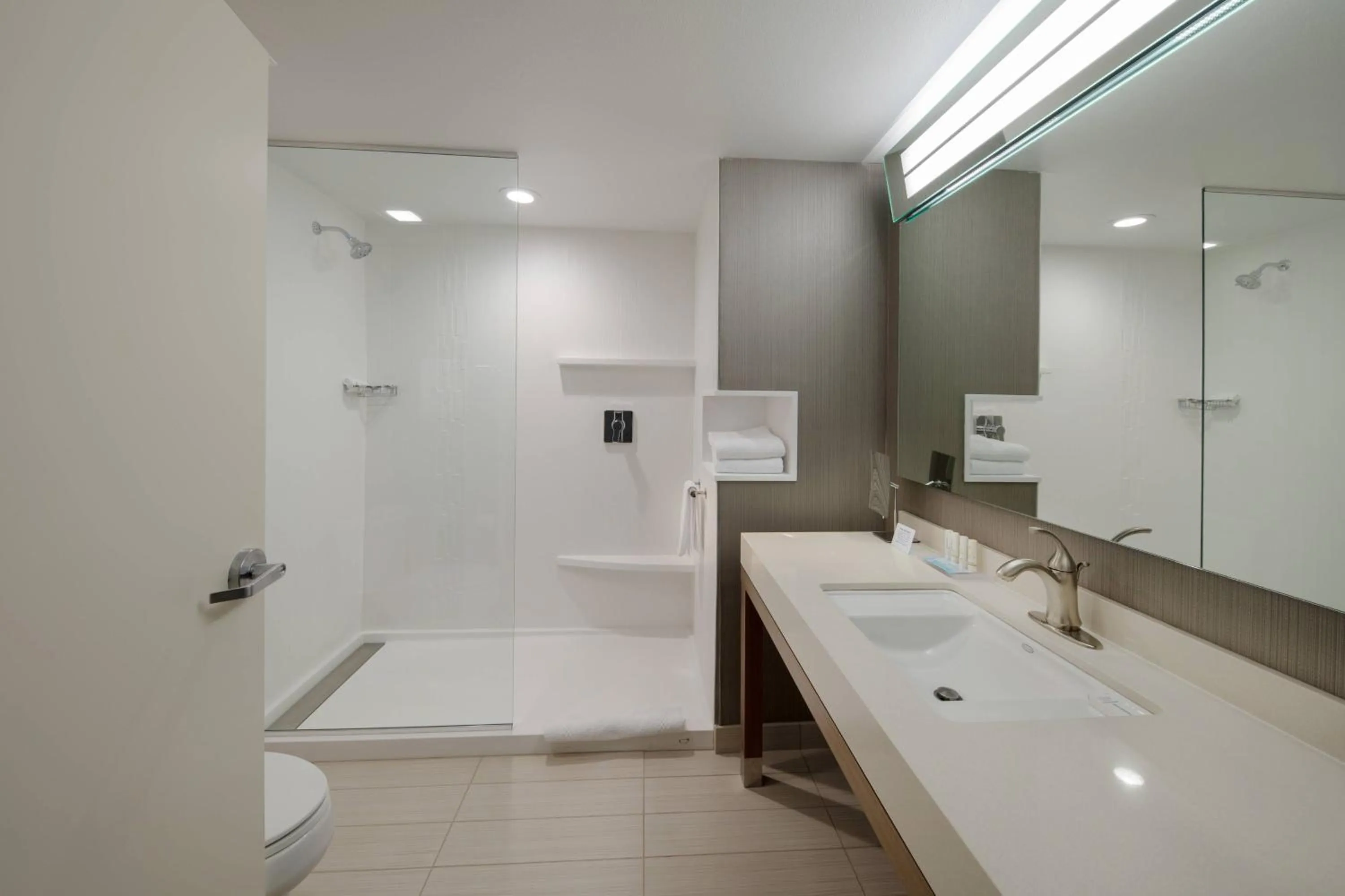 Bathroom in Courtyard by Marriott Russellville