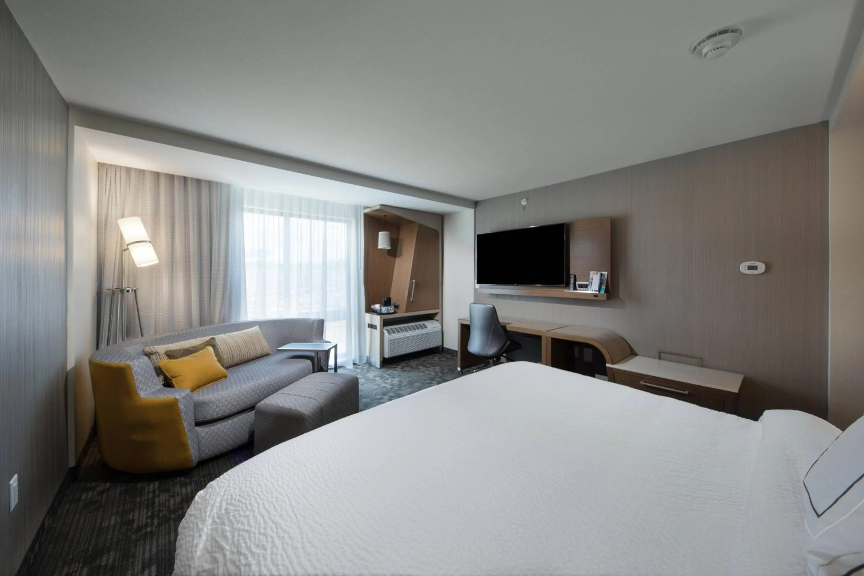 Photo of the whole room, Bed in Courtyard by Marriott Russellville