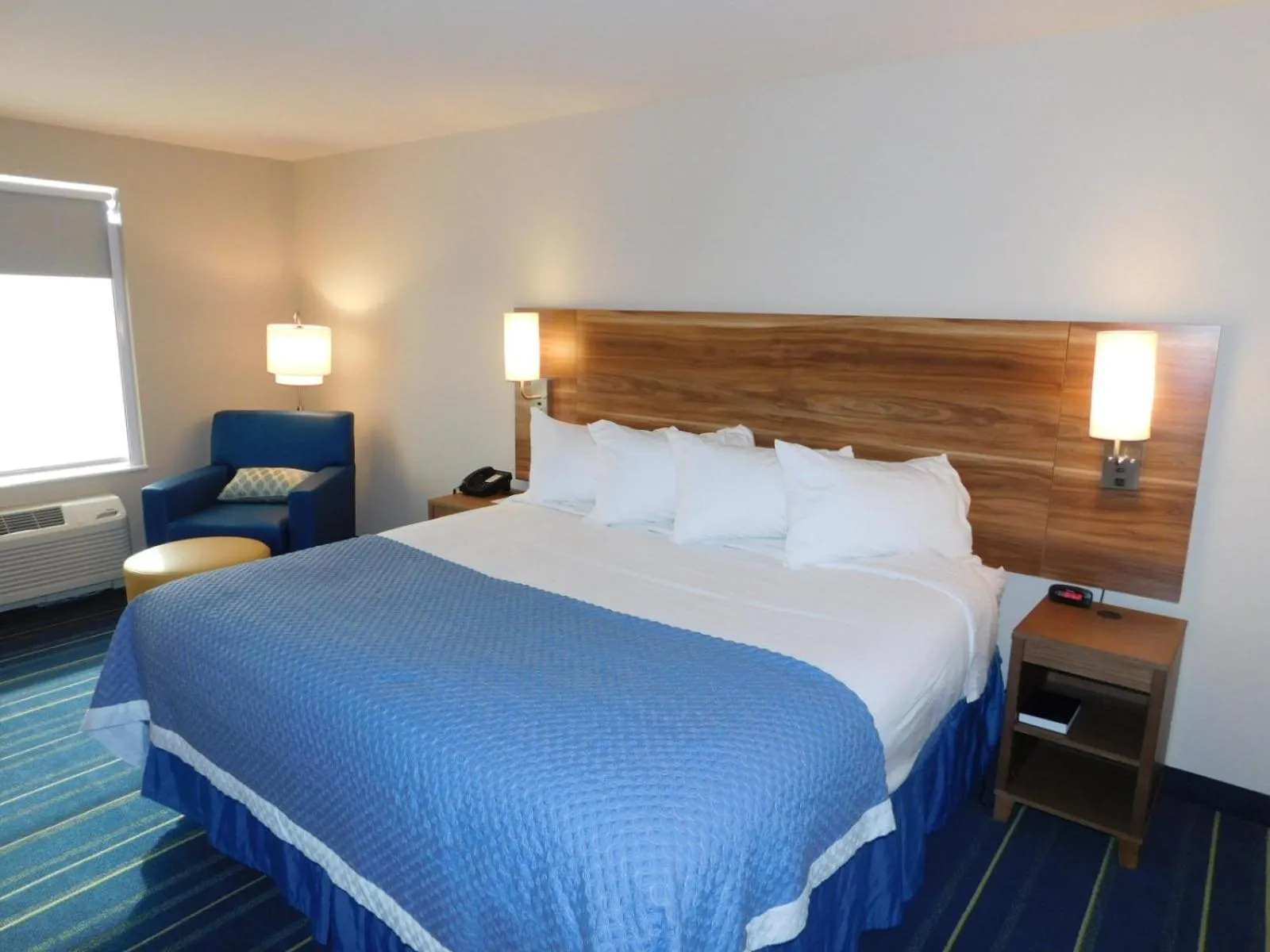 Bedroom in Days Inn & Suites by Wyndham Kearney NE