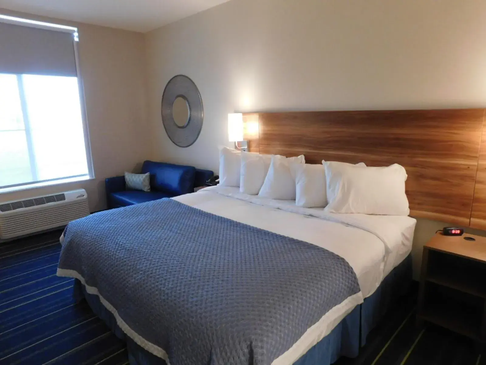 King Room with Roll-in Shower - Mobility Access/Non-Smoking in Days Inn & Suites by Wyndham Kearney NE King Room with Roll-in Shower - Mobility Access/Non-Smoking in Days Inn & Suites by Wyndham Kearney NE