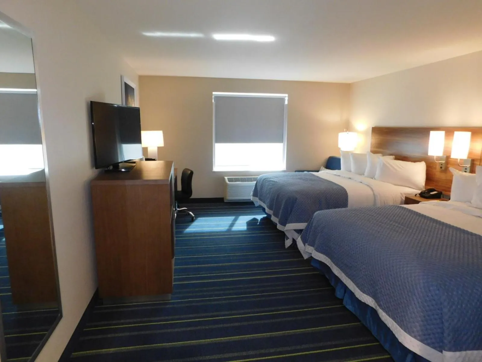 TV and multimedia in Days Inn & Suites by Wyndham Kearney NE