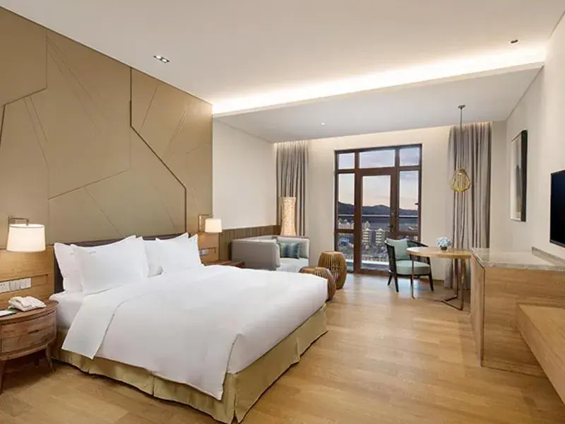 Premium King Room with One King Bed and One Single Bed in Holiday Inn Resort Zhangjiakou Chongli, an IHG Hotel Premium King Room with One King Bed and One Single Bed in Holiday Inn Resort Zhangjiakou Chongli, an IHG Hotel