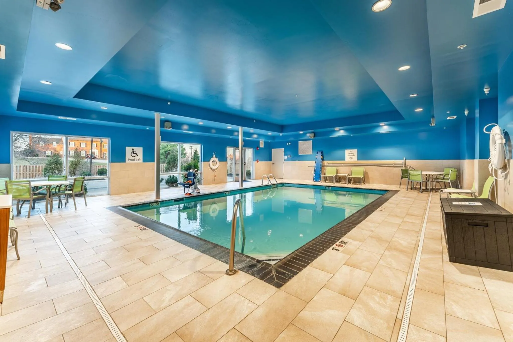 Swimming pool in Holiday Inn Express & Suites Nashville North - Springfield by IHG