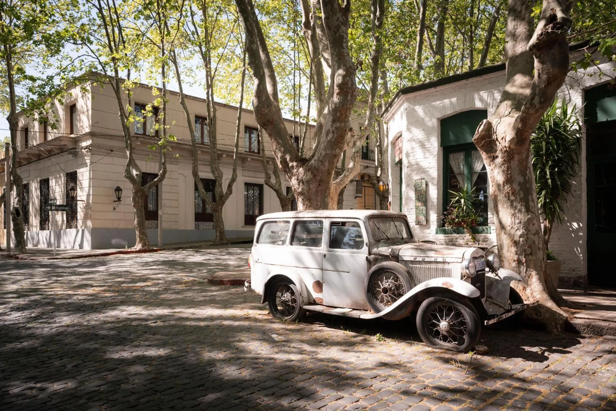 Quiet street view in Don Antonio Posada