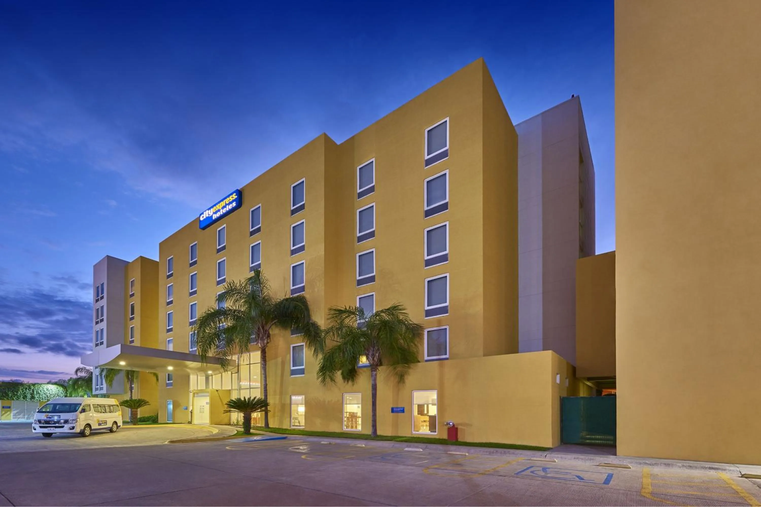 Property building in City Express by Marriott Mazatlan