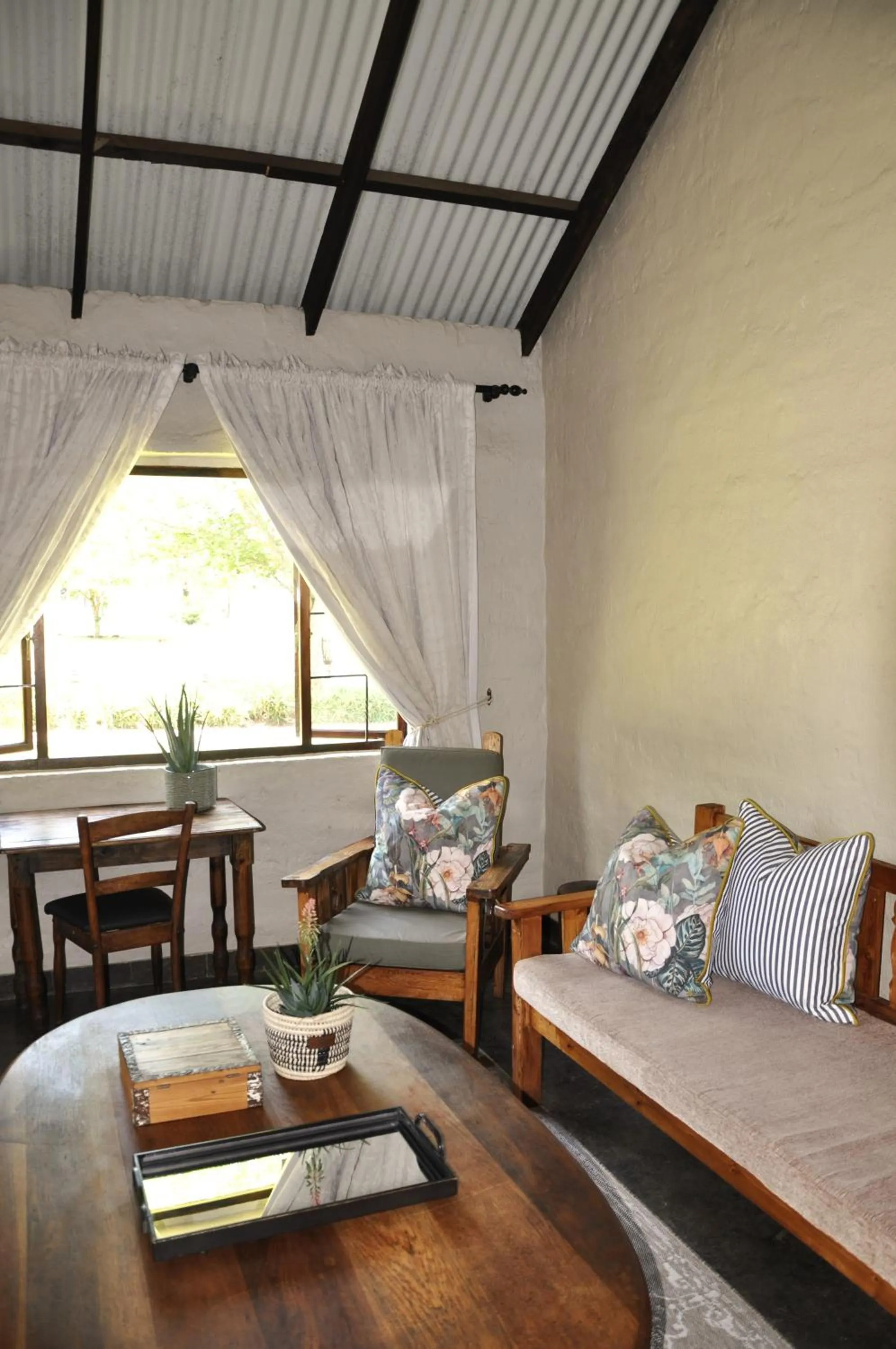 Living room in Grincourt B&B- with No Load shedding