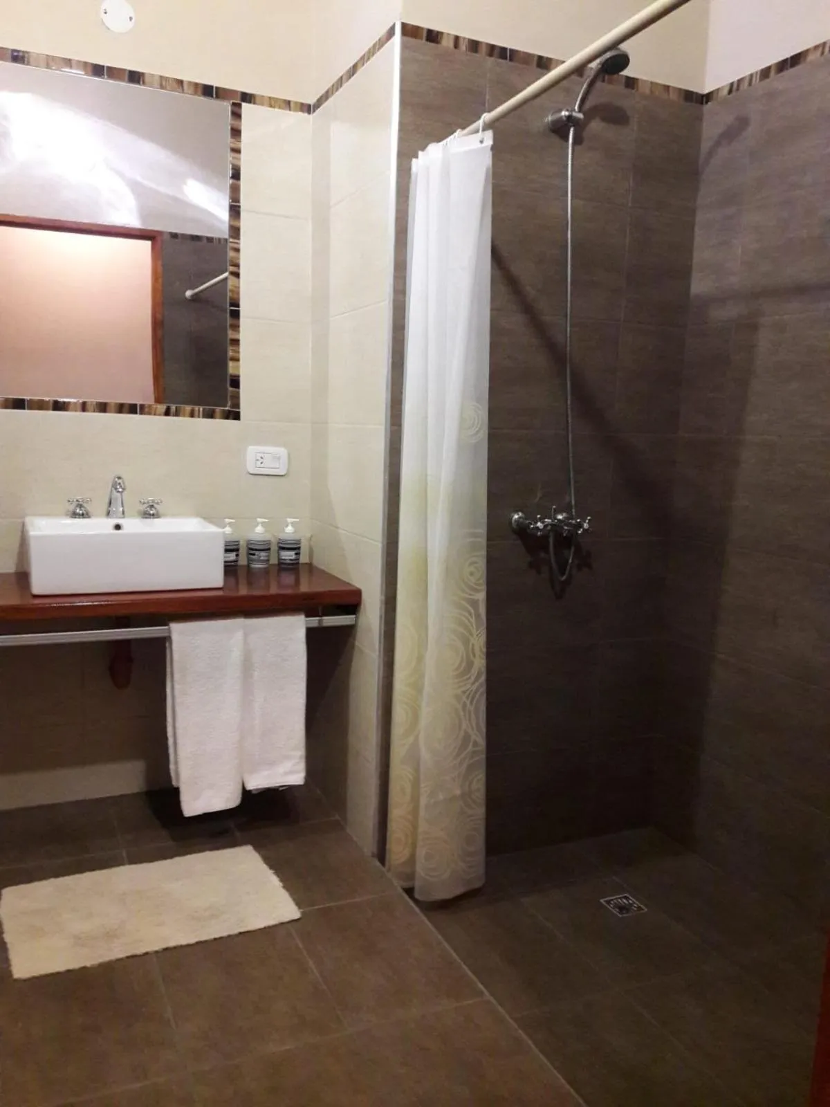 Bathroom in Posada Cavieres Wine Farm