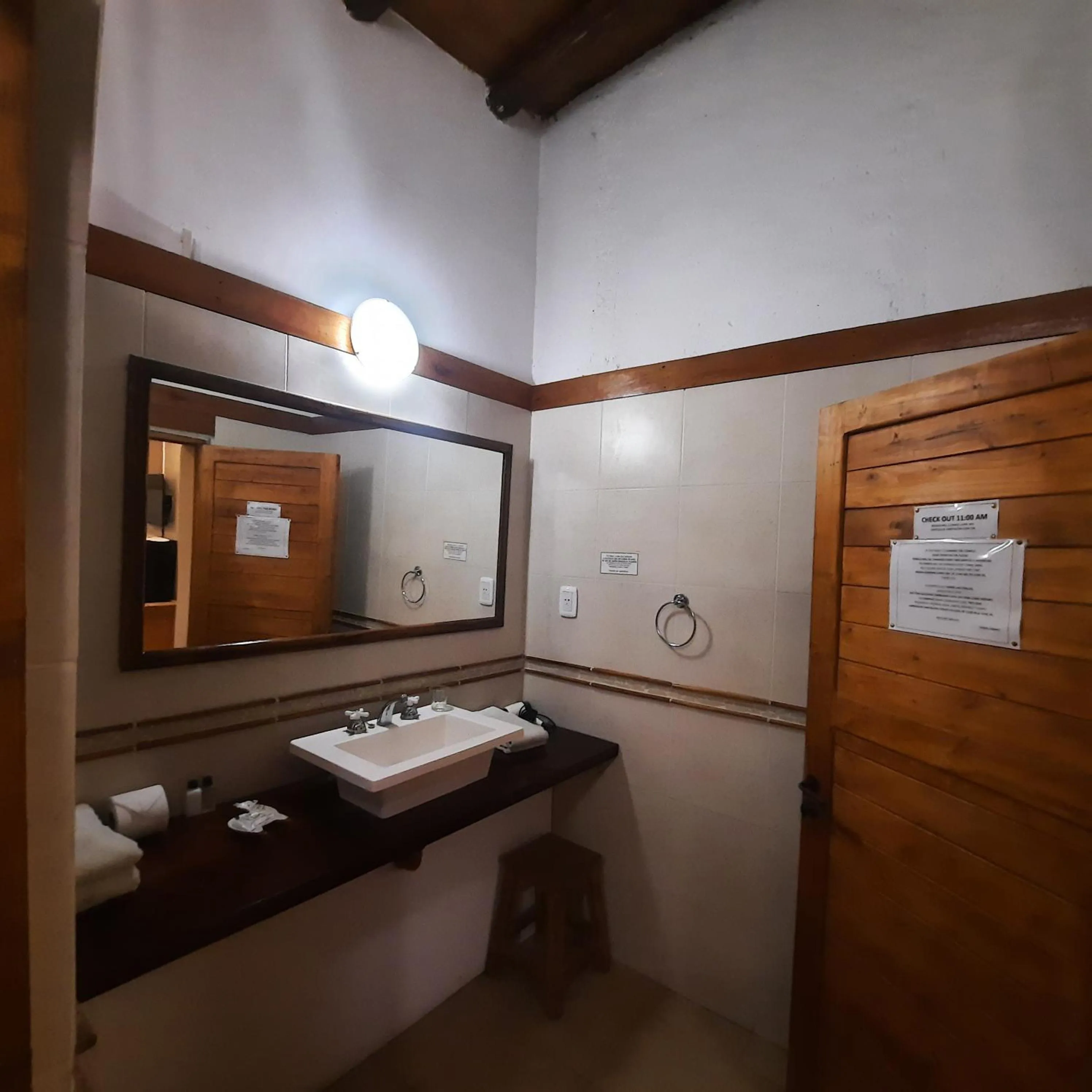 Bathroom in Posada Cavieres Wine Farm