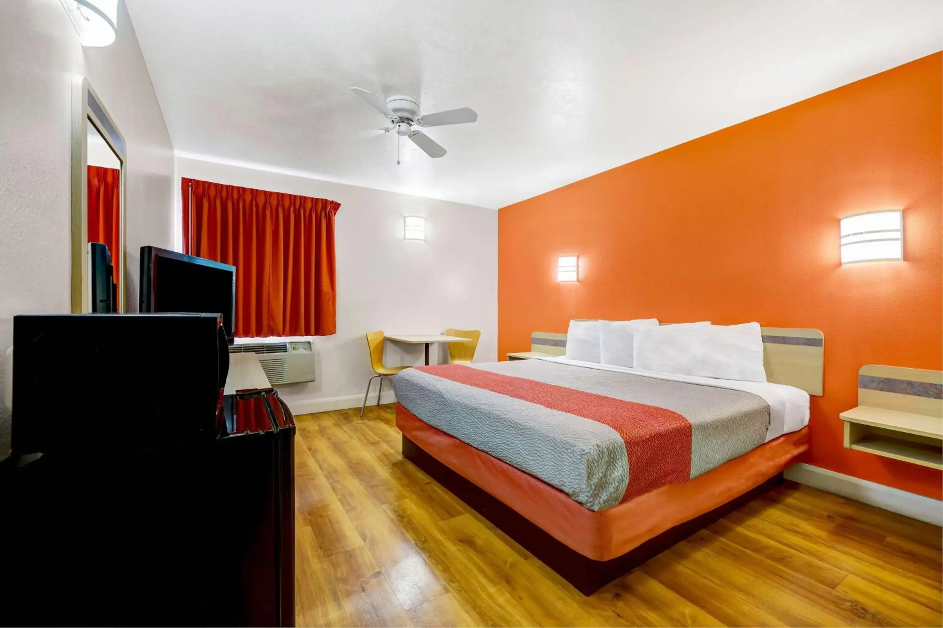 King Room with Roll-in Shower - Disability Access - Non-Smoking in Motel 6-Beaver, UT King Room with Roll-in Shower - Disability Access - Non-Smoking in Motel 6-Beaver, UT