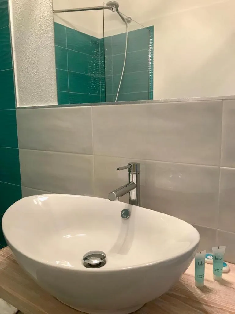 Bathroom in Hotel Sandalion