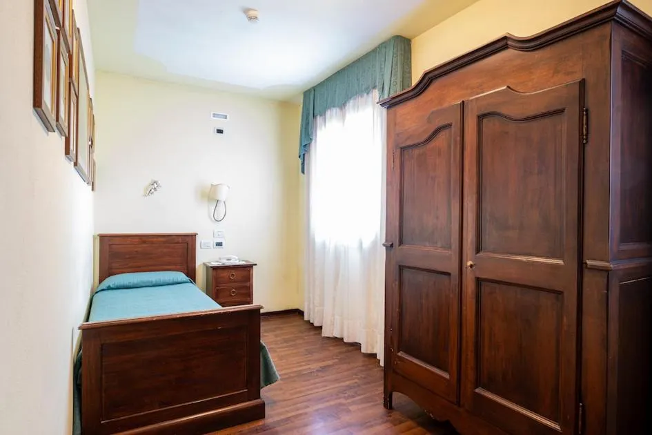 Bed in Principato Di Ariis Hotel 3 stelle Room Only